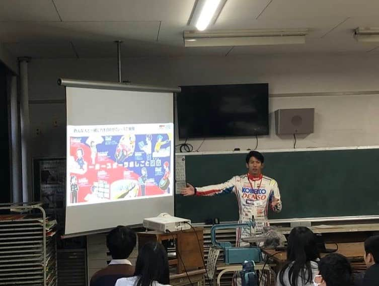 中山雄一さんのインスタグラム写真 - (中山雄一Instagram)「昨日に引き続き、小学校の先生でした🧑‍🏫 ⁡ 本日は東桜小学校🏫 ⁡ カーボンニュートラルと未来の車をマテル社さんとカーボンニュートラル素材でできたブロックを使って考える授業でした！ 環境問題に関心の多い生徒さんも多く、ブロックを作る際にらたくさんの考えもつかないアイディアに驚かされました！ ⁡ ⁡ 授業の始まりの緊張感ある表情が最後には笑顔に変わる様が忘れられません☺️☺️  #toyotagazooracing #カーボンニュートラル #水素エンジン」10月11日 17時11分 - yuone_n