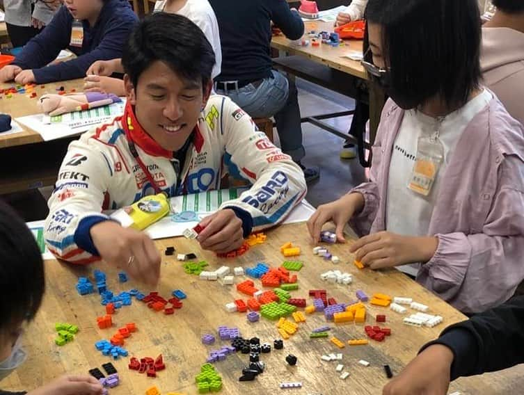 中山雄一さんのインスタグラム写真 - (中山雄一Instagram)「昨日に引き続き、小学校の先生でした🧑‍🏫 ⁡ 本日は東桜小学校🏫 ⁡ カーボンニュートラルと未来の車をマテル社さんとカーボンニュートラル素材でできたブロックを使って考える授業でした！ 環境問題に関心の多い生徒さんも多く、ブロックを作る際にらたくさんの考えもつかないアイディアに驚かされました！ ⁡ ⁡ 授業の始まりの緊張感ある表情が最後には笑顔に変わる様が忘れられません☺️☺️  #toyotagazooracing #カーボンニュートラル #水素エンジン」10月11日 17時11分 - yuone_n