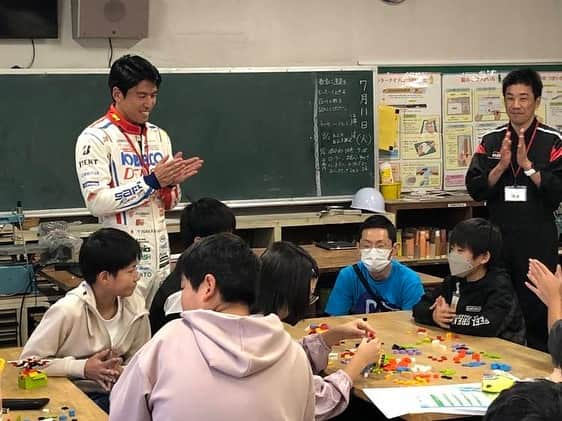 中山雄一さんのインスタグラム写真 - (中山雄一Instagram)「昨日に引き続き、小学校の先生でした🧑‍🏫 ⁡ 本日は東桜小学校🏫 ⁡ カーボンニュートラルと未来の車をマテル社さんとカーボンニュートラル素材でできたブロックを使って考える授業でした！ 環境問題に関心の多い生徒さんも多く、ブロックを作る際にらたくさんの考えもつかないアイディアに驚かされました！ ⁡ ⁡ 授業の始まりの緊張感ある表情が最後には笑顔に変わる様が忘れられません☺️☺️  #toyotagazooracing #カーボンニュートラル #水素エンジン」10月11日 17時11分 - yuone_n