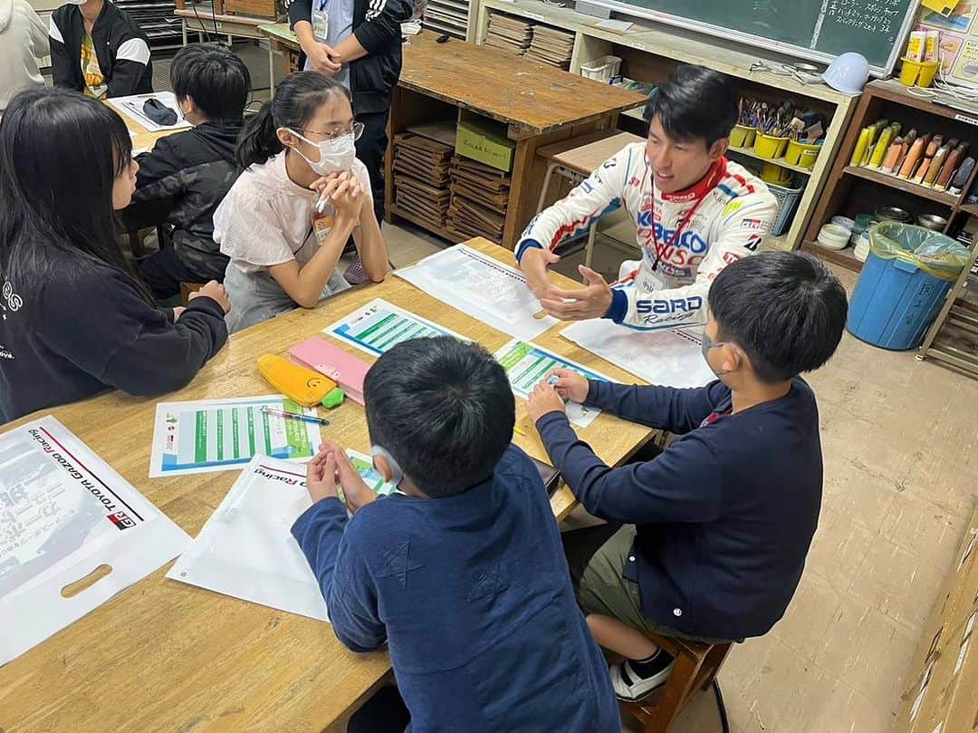 中山雄一のインスタグラム：「昨日に引き続き、小学校の先生でした🧑‍🏫 ⁡ 本日は東桜小学校🏫 ⁡ カーボンニュートラルと未来の車をマテル社さんとカーボンニュートラル素材でできたブロックを使って考える授業でした！ 環境問題に関心の多い生徒さんも多く、ブロックを作る際にらたくさんの考えもつかないアイディアに驚かされました！ ⁡ ⁡ 授業の始まりの緊張感ある表情が最後には笑顔に変わる様が忘れられません☺️☺️  #toyotagazooracing #カーボンニュートラル #水素エンジン」