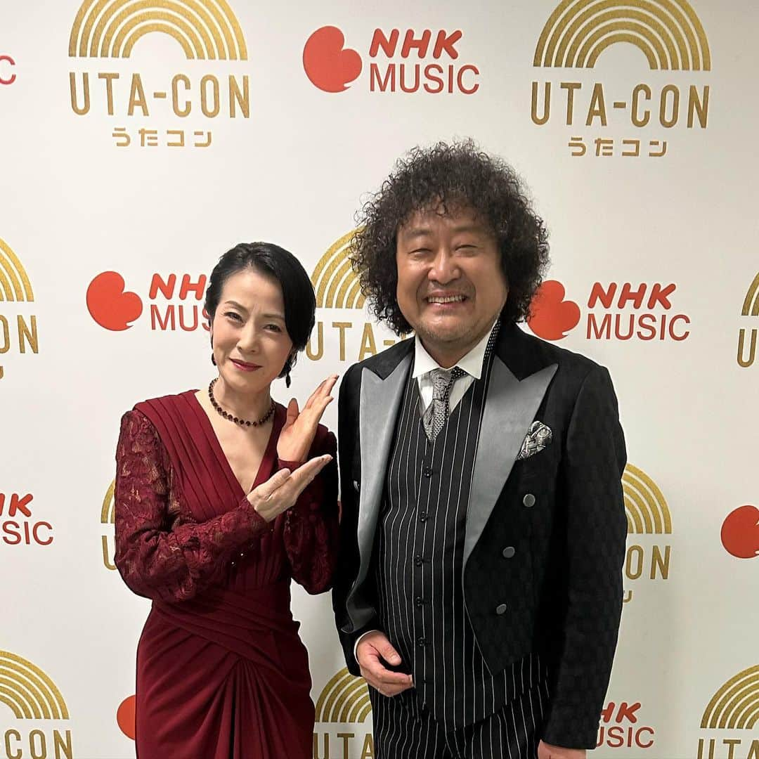 葉加瀬太郎のインスタグラム：「昨日はうたコンに初出演しました🎻 日本の宝、歌姫坂本冬美さんとの共演でした〜 素晴らしい歌声と素晴らしい演奏。 曲はこれまた日本の宝、いい日旅立ち。 音楽やってて本当によかったと思った瞬間でした。  そして僕のひまわり🌻 続けて、３０年前にコンサートに行ったことがある森高千里さんと名曲、渡良瀬橋を。 千里さんお顔が小さすぎて僕は無意識のうちに、 立ち位置より後ろに下がってしまうのでした。笑  #葉加瀬太郎 #坂本冬美 #NHK #うたコン」