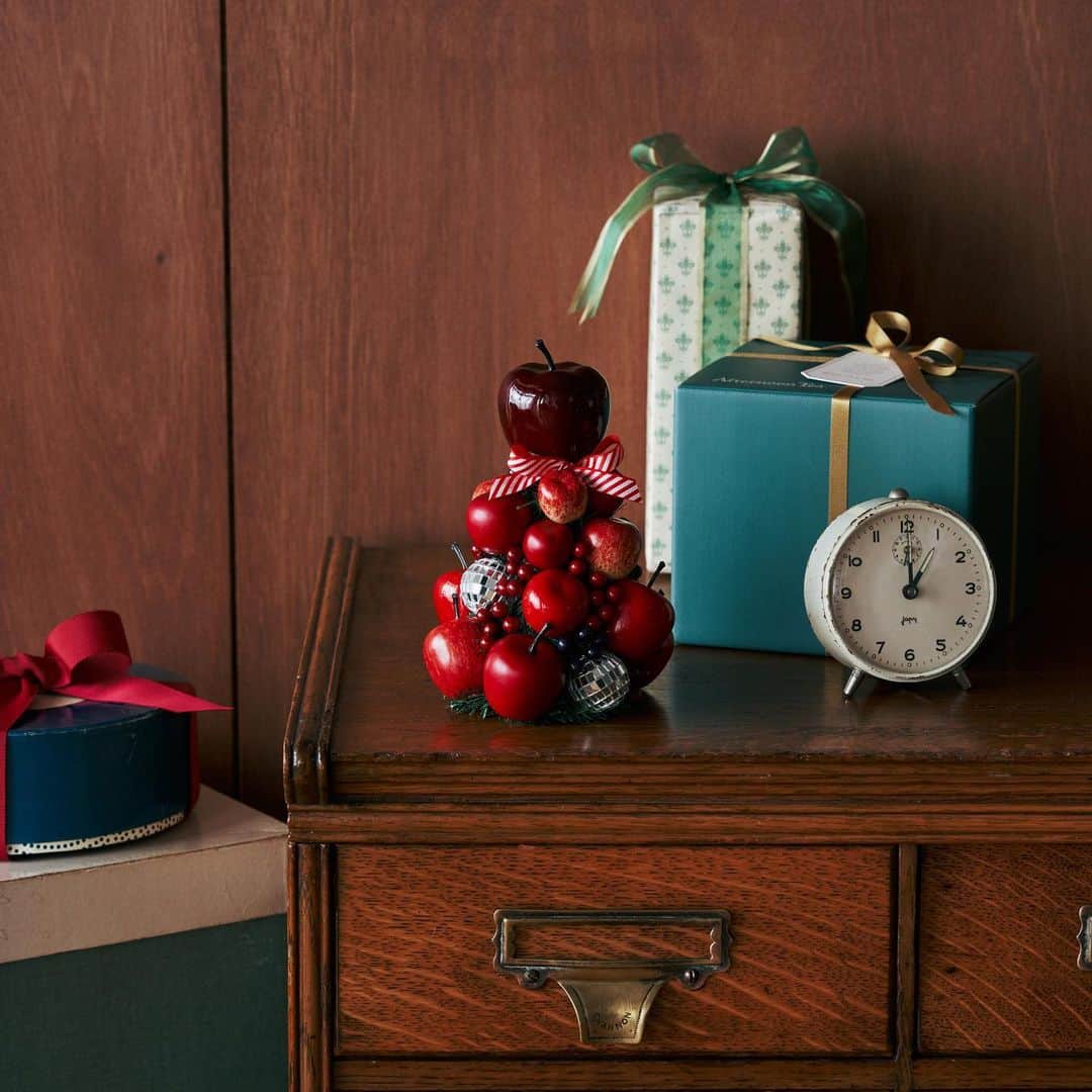 Afternoon Teaさんのインスタグラム写真 - (Afternoon TeaInstagram)「. アフタヌーンティーの#クリスマスツリー 🎄 . オンラインストアでは10/18(12:00)より クリスマスツリーの販売がスタートになります✨ アフタヌーンティーの定番である りんごがギュッとつまったデザイン。 今年のテーマは 「WELCOME to WINTER WONDERLAND!」。 移動遊園地のきらびやかな光やイルミネーションの輝き、 華やかさを表現したツリーが揃いました。 . コンパクトなスペースでも飾りやすいXSサイズから、 存在感のあるXLサイズまでサイズは全部で5種類！ 飾る場所に合わせてお選びいただけます♪ 詳しくはオンラインストア、特集ページをご覧ください！  ・1,2枚目：XLサイズ ・3,4枚目：Lサイズ ・5,6枚目：Mサイズ ・7枚目：Sサイズ ・8枚目：XSサイズ  ＿＿＿＿＿＿＿＿＿＿＿＿＿＿  Afternoon Tea公式アカウントでは 季節のメニューや雑貨の情報を日々発信しています。 ぜひフォローしてください！ @afternoontea_official @afternoontealiving_snap  ＿＿＿＿＿＿＿＿＿＿＿＿＿＿ . #アフタヌーンティーのある暮らし #AfternoonTeaLIVING_snap #AfternoonTeaLIVING #アフタヌーンティーリビングスナップ#アフタヌーンティーリビング . #クリスマス #クリスマスデコレーション #クリスマスツリー #XMAS #クリスマス準備 #クリスマス限定 #りんご #apple #りんごのツリー」10月11日 17時13分 - afternoontea_official