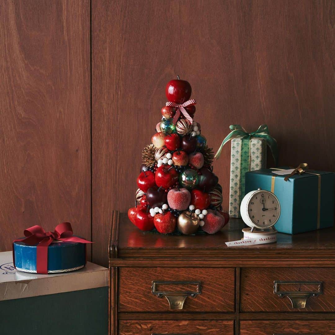 Afternoon Teaさんのインスタグラム写真 - (Afternoon TeaInstagram)「. アフタヌーンティーの#クリスマスツリー 🎄 . オンラインストアでは10/18(12:00)より クリスマスツリーの販売がスタートになります✨ アフタヌーンティーの定番である りんごがギュッとつまったデザイン。 今年のテーマは 「WELCOME to WINTER WONDERLAND!」。 移動遊園地のきらびやかな光やイルミネーションの輝き、 華やかさを表現したツリーが揃いました。 . コンパクトなスペースでも飾りやすいXSサイズから、 存在感のあるXLサイズまでサイズは全部で5種類！ 飾る場所に合わせてお選びいただけます♪ 詳しくはオンラインストア、特集ページをご覧ください！  ・1,2枚目：XLサイズ ・3,4枚目：Lサイズ ・5,6枚目：Mサイズ ・7枚目：Sサイズ ・8枚目：XSサイズ  ＿＿＿＿＿＿＿＿＿＿＿＿＿＿  Afternoon Tea公式アカウントでは 季節のメニューや雑貨の情報を日々発信しています。 ぜひフォローしてください！ @afternoontea_official @afternoontealiving_snap  ＿＿＿＿＿＿＿＿＿＿＿＿＿＿ . #アフタヌーンティーのある暮らし #AfternoonTeaLIVING_snap #AfternoonTeaLIVING #アフタヌーンティーリビングスナップ#アフタヌーンティーリビング . #クリスマス #クリスマスデコレーション #クリスマスツリー #XMAS #クリスマス準備 #クリスマス限定 #りんご #apple #りんごのツリー」10月11日 17時13分 - afternoontea_official