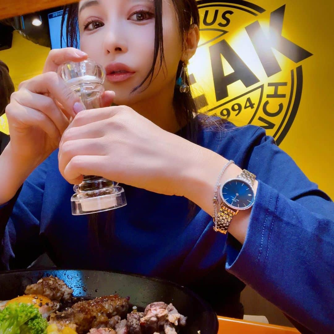 atmmyさんのインスタグラム写真 - (atmmyInstagram)「久々にステーキ食べてきた🍽️ 黒胡椒好きだからペッパーミルガリガリするの大好き^_^  今日も新作のDW着けてます♪ ダニエルウェリントン12周年の2023AW新作セット^ ^  ⌚️腕時計→PETITE LUMINE BEZEL 5-LINK ARCTIC  💎ブレスレット→SCLASSIC TENNIS BRACELET  15%OFFクーポン貰ってるから是非使ってね😃 こちら→【ATMMY2309】 2023/12/31まで使えるます。  公式サイト→ https://jp.danielwellington.com/  @danielwellington #ダニエルウェリントン  #DW12周年 #腕時計 #dwturns12 #FW2023  #YESDW #ステーキランチ  #黒胡椒 #ペッパーミル　#stakes  #食べスタグラム #大食い女子  #クーポンコード」10月11日 17時13分 - atmmy