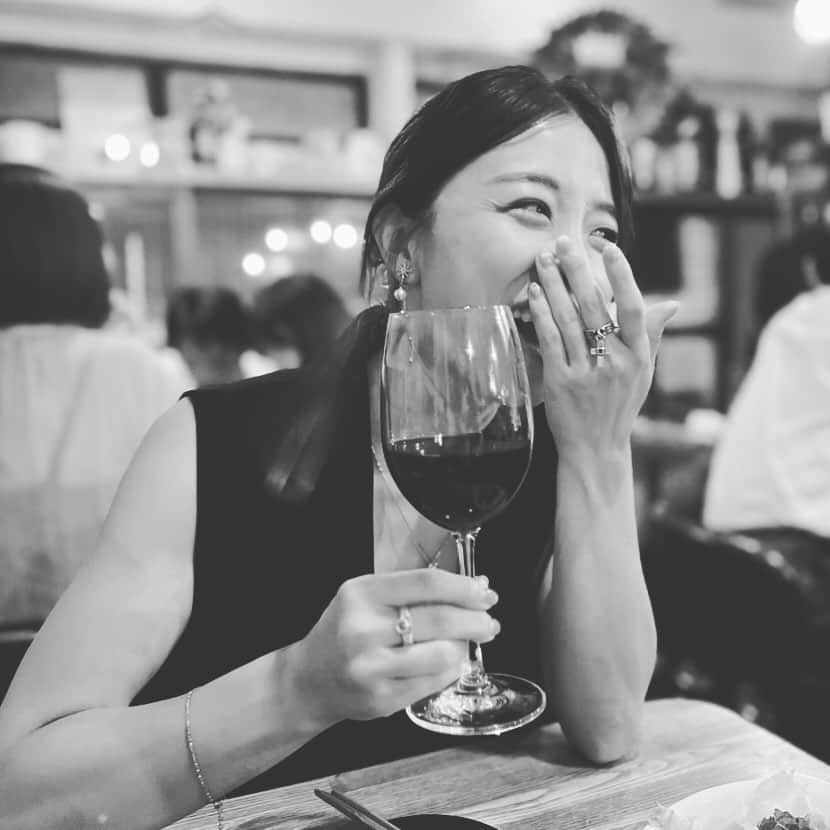 のインスタグラム：「. 久しぶりによくお酒を飲んでいる、 最近。 . 時間を忘れてついつい 深い時間になってしまうね🍷 .」
