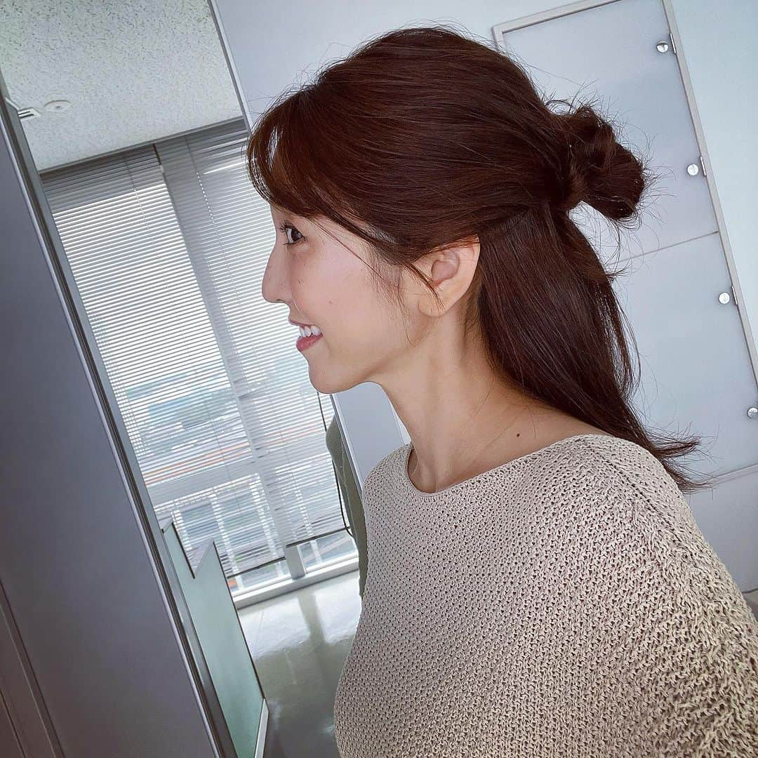 小澤陽子さんのインスタグラム写真 - (小澤陽子Instagram)「👧🏻  最近の髪型いろいろ💇🏻‍♀👩🏼‍🦱👧🏻👱🏻‍♀️️🩵💛🤎🌈  最初のは、 メイクさんがハマっている！というのをやってくれました🌱 ２本に分かれていて、触角みたい🐞 かわいい。流行っているらしいですね！  髪の毛が伸びて、毛量が増えてきたり プリン(染めていない部分との境目)が目立って来ると、 こうやってアレンジしてもらって、誤魔化します🙊  色々やっていただけるって有り難い🙏🏻  #ヘアアレンジ #本日の髪型と衣装🌸」10月11日 17時22分 - yoko.ozawa729