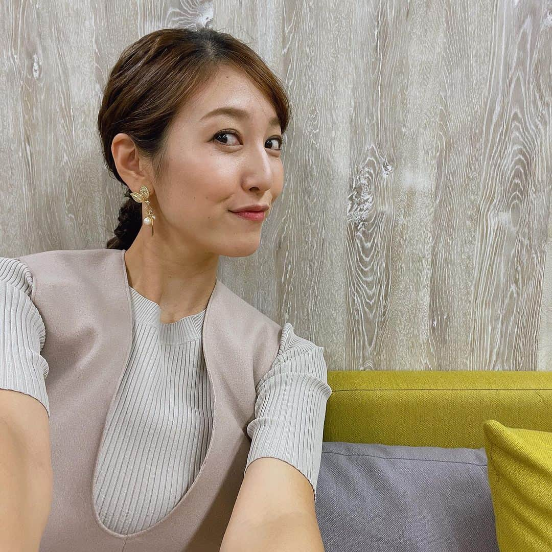 小澤陽子さんのインスタグラム写真 - (小澤陽子Instagram)「👧🏻  最近の髪型いろいろ💇🏻‍♀👩🏼‍🦱👧🏻👱🏻‍♀️️🩵💛🤎🌈  最初のは、 メイクさんがハマっている！というのをやってくれました🌱 ２本に分かれていて、触角みたい🐞 かわいい。流行っているらしいですね！  髪の毛が伸びて、毛量が増えてきたり プリン(染めていない部分との境目)が目立って来ると、 こうやってアレンジしてもらって、誤魔化します🙊  色々やっていただけるって有り難い🙏🏻  #ヘアアレンジ #本日の髪型と衣装🌸」10月11日 17時22分 - yoko.ozawa729