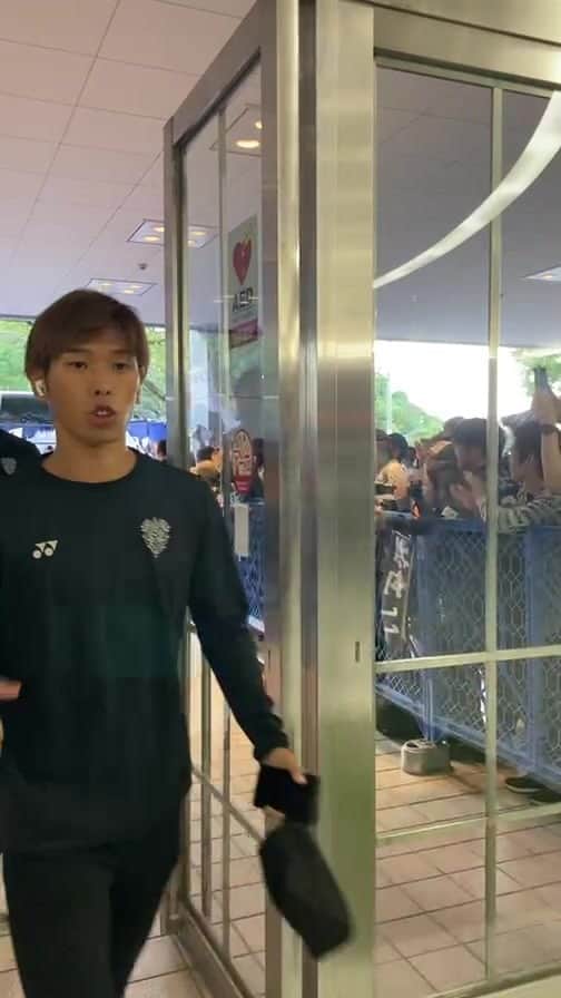 アビスパ福岡のインスタグラム：「チームバス到着シーンをお届けしました。  本日の名古屋戦、応援よろしくお願いします⚽️  #アビスパ福岡」