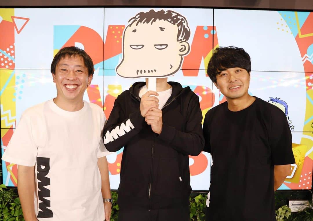 DMM.com公式のインスタグラム：「従業員の日々の業務に感謝の意を示すべく、今年も社内表彰イベント「DMMアワード2023」を開催しました🎊 ゲストには、さらば青春の光のお二人が登場💖 受賞者から刺激をもらうのはもちろん、他部署が何をやっているのか知る良い機会でもあります。  詳しくは、レポート記事をお楽しみに🫶 #DMMアワード2023 #さらば青春の光」