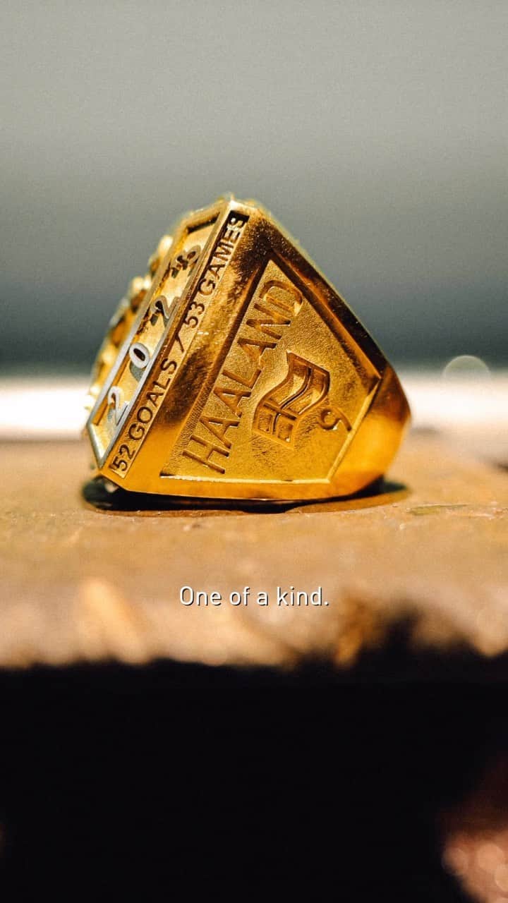 Wannahavesのインスタグラム：「After winning the treble @erling.haaland can now add the prestigious @433 Men’s player of the year award to his already impressive list of trophies. Check out our latest video - for an exclusive behind the scenes of the creative process of this amazing personalized ring by @trophybygassan #award #433 #brandedcontent」