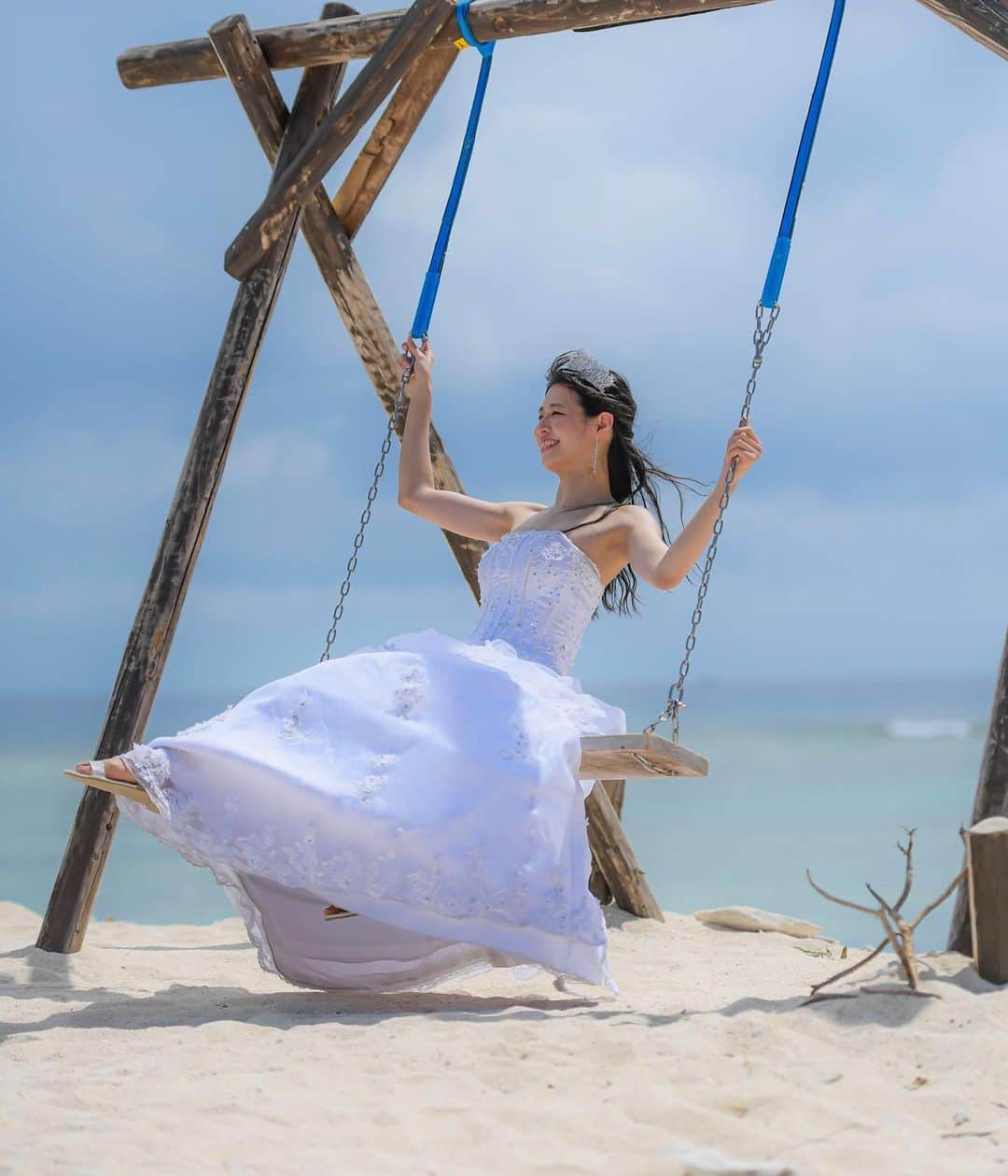 岩間夏美さんのインスタグラム写真 - (岩間夏美Instagram)「. . 撮影場所決める時に 「ブランコ乗りたーい！」 って子どものように言い 撮っていただきました笑  9月末とは思えないほど 暑い日だったので ブランコ漕いだ時の 風が本当心地よくて☺️  無邪気に楽しんでたので いただいたデータを見たら 全部歯見せて笑ってた😂  でもお気に入りの写真です♪  前回の投稿で 「コンテスト出てみたい！」 「ドレス着てみたい！」 けど「不安…」 というコメントやDMをいただきました  ミスブライダルモデルグランプリは 初めてのモデル経験、 初めてのショーという方も たくさん出場されていて 会場でも出場者全員で 助け合って声をかけ合って とても素敵な大会でした✨  気になる方は ご自身のやってみたいを大切に チャンスを活かしてください💐  詳しくは @missbridalmodel へ  私がお答えできることは お答えするので 質問や相談ください😊  ✺ ✳︎ ✺ ✳︎ ✺ ✳︎ ✺ ✳︎ ✺ ✳︎ ✺ ✳︎ ✺ ✳︎ ✺ ✳︎ ✺ ✳︎ ✺ ✳︎  サブスクリプション登録開始💐  サブスクリプションに登録すると、 ・登録者限定配信👀 ・いち早く最新情報GET✨ ・限定コンテンツの獲得🎁 ・ストーリーへのコメント返信📩 など登録者限定の 特典を受け取ることができます！  登録は、プロフィール画面または投稿右上の 「サブスクリプション登録」へ↗️  配信もお楽しみください☺️ 質問やコメントもお待ちしています♪  ✺ ✳︎ ✺ ✳︎ ✺ ✳︎ ✺ ✳︎ ✺ ✳︎ ✺ ✳︎ ✺ ✳︎ ✺ ✳︎ ✺ ✳︎ ✺ ✳︎  フリーランスモデルとして活動しています💐 (遠方からのご依頼も受付中)  アパレル、ビューティー、ブライダルなど ショー、撮影、映像、MV対応可能です⸝⋆⸝⋆  ご依頼はDMまたはメールへお願いします▸◂  プロフィールや他の投稿はこちら ⇨ @iwama_natsumi  . . . . . #ミスブライダルモデルグランプリ #ミスブライダルモデル #ミスチャペル #ブライダルフェア #ブライダルモデル #フォトウエディング #ドレスモデル #カタログモデル #フリーランスモデル #インフルエンサー募集 #東京モデル #関東モデル #モデル募集中 #ウェディングドレス #ウエディングフォト #ウエディングドレス #ナガンヌ島」10月11日 18時00分 - iwama_natsumi