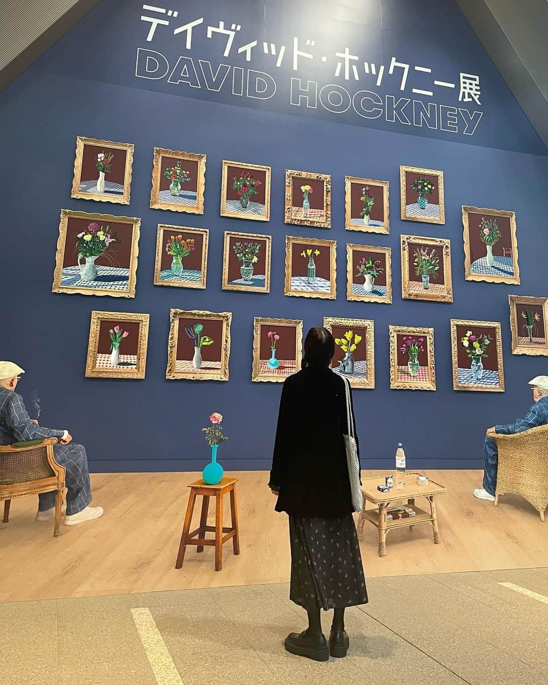 木下ココさんのインスタグラム写真 - (木下ココInstagram)「連休の最後に デイヴィッド・ホックニー展へ🖼️ ・ 近年の暗いムードを明るく吹き飛ばすような鮮やかな色彩が美しく、日本では27年ぶりという大規模な個展は夏から開催しているのにまだまだ人出も多かった👥 ・ 見たままを描くとリアルから遠ざかっていくというホックニーの絵は、何枚見てもとことん絵画で、写実的ではない表現なのに一層リアリティを感じてしまうという不思議さがある。 ・ 肉付けされた内面からは、モチーフの人となりを想像してしまう奥行きがあるようで、ひとつひとつの作品には存在する温度を感じた。 ・ 写実的ではないのにリアリスティック。対義語であるはずの２つが共存してるから矛盾を感じたんだと思う。 ・ ありのままの景色との誤差が、写真との違う絵画（2次元）としてのリアルの探求なのだろうか。 ・ ホックニーの制作の根底に流れ続けている、身近な題材をいかに絵画に移し替えるかという探求に触れる、”絵画”を見る楽しみが詰まった展示に。 ・ 平面へと写し取られた何気なく見過ごしていた世界は、みんなの目にどう映るのかな。 ・ ・ ・ ・ #davidhockney #art #exhibition #mot #展覧会 #芸術 #デイヴィッドホックニー #東京都現代美術館 #木下ココ」10月11日 17時21分 - cocot_chan