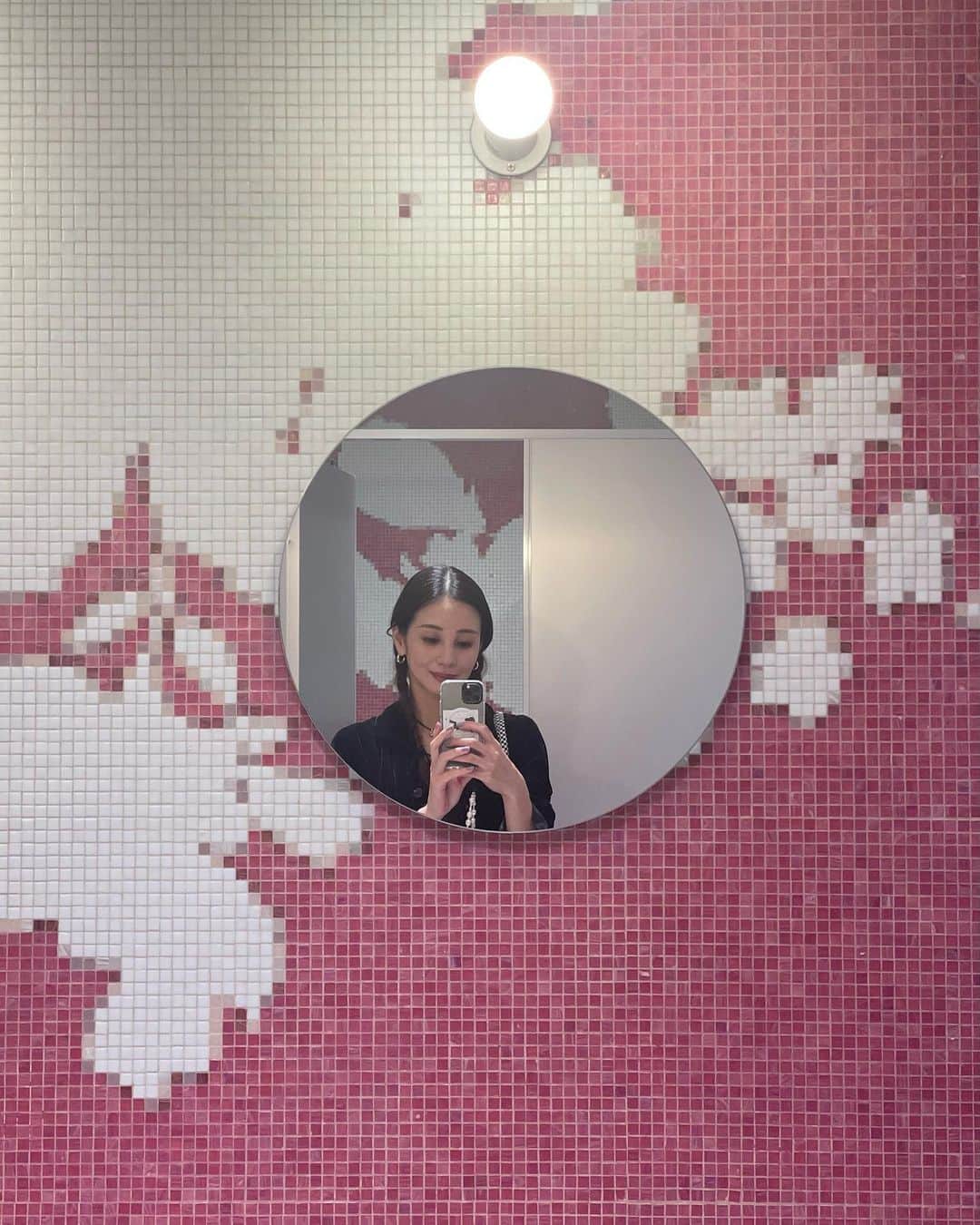 木下ココさんのインスタグラム写真 - (木下ココInstagram)「連休の最後に デイヴィッド・ホックニー展へ🖼️ ・ 近年の暗いムードを明るく吹き飛ばすような鮮やかな色彩が美しく、日本では27年ぶりという大規模な個展は夏から開催しているのにまだまだ人出も多かった👥 ・ 見たままを描くとリアルから遠ざかっていくというホックニーの絵は、何枚見てもとことん絵画で、写実的ではない表現なのに一層リアリティを感じてしまうという不思議さがある。 ・ 肉付けされた内面からは、モチーフの人となりを想像してしまう奥行きがあるようで、ひとつひとつの作品には存在する温度を感じた。 ・ 写実的ではないのにリアリスティック。対義語であるはずの２つが共存してるから矛盾を感じたんだと思う。 ・ ありのままの景色との誤差が、写真との違う絵画（2次元）としてのリアルの探求なのだろうか。 ・ ホックニーの制作の根底に流れ続けている、身近な題材をいかに絵画に移し替えるかという探求に触れる、”絵画”を見る楽しみが詰まった展示に。 ・ 平面へと写し取られた何気なく見過ごしていた世界は、みんなの目にどう映るのかな。 ・ ・ ・ ・ #davidhockney #art #exhibition #mot #展覧会 #芸術 #デイヴィッドホックニー #東京都現代美術館 #木下ココ」10月11日 17時21分 - cocot_chan