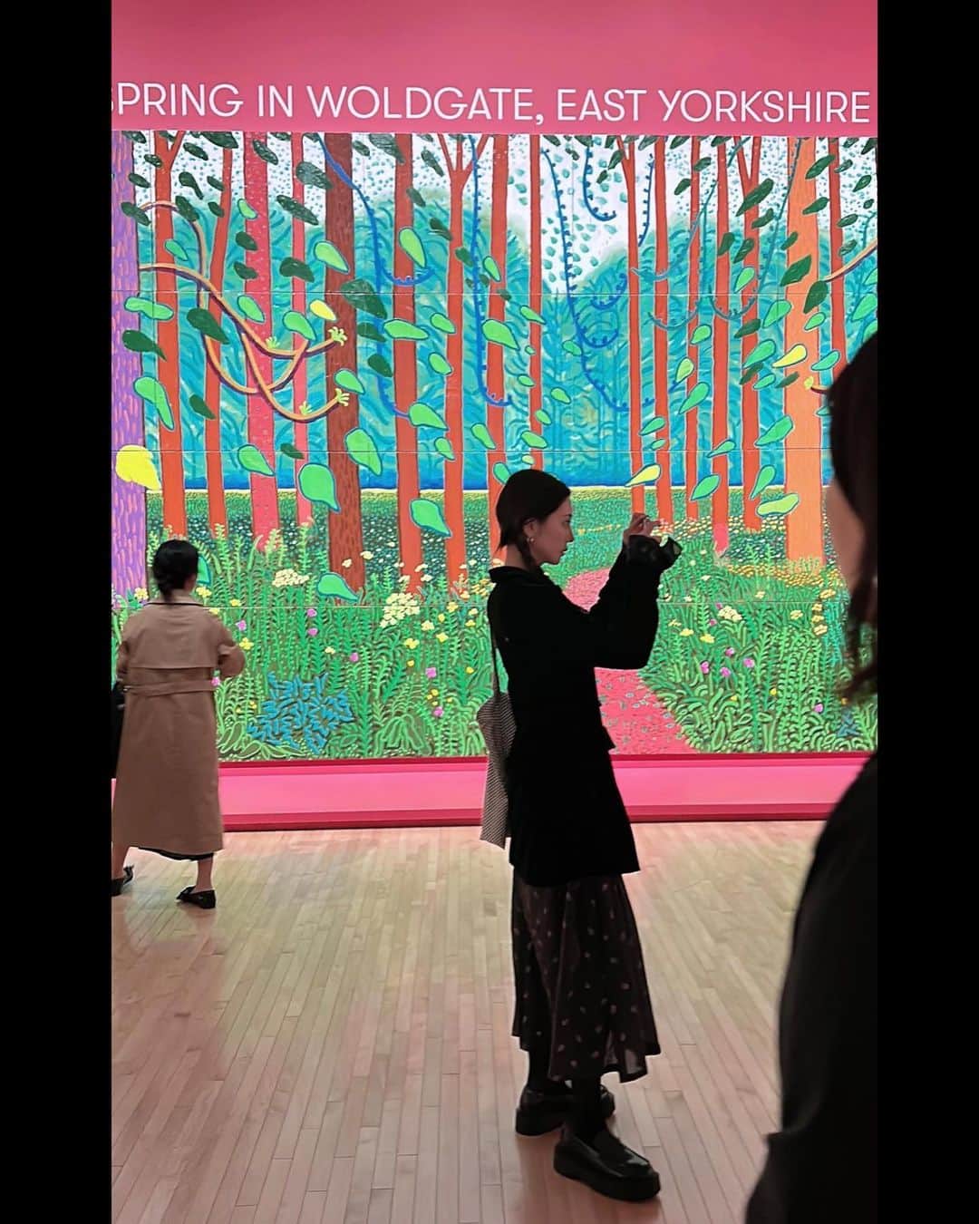 木下ココさんのインスタグラム写真 - (木下ココInstagram)「連休の最後に デイヴィッド・ホックニー展へ🖼️ ・ 近年の暗いムードを明るく吹き飛ばすような鮮やかな色彩が美しく、日本では27年ぶりという大規模な個展は夏から開催しているのにまだまだ人出も多かった👥 ・ 見たままを描くとリアルから遠ざかっていくというホックニーの絵は、何枚見てもとことん絵画で、写実的ではない表現なのに一層リアリティを感じてしまうという不思議さがある。 ・ 肉付けされた内面からは、モチーフの人となりを想像してしまう奥行きがあるようで、ひとつひとつの作品には存在する温度を感じた。 ・ 写実的ではないのにリアリスティック。対義語であるはずの２つが共存してるから矛盾を感じたんだと思う。 ・ ありのままの景色との誤差が、写真との違う絵画（2次元）としてのリアルの探求なのだろうか。 ・ ホックニーの制作の根底に流れ続けている、身近な題材をいかに絵画に移し替えるかという探求に触れる、”絵画”を見る楽しみが詰まった展示に。 ・ 平面へと写し取られた何気なく見過ごしていた世界は、みんなの目にどう映るのかな。 ・ ・ ・ ・ #davidhockney #art #exhibition #mot #展覧会 #芸術 #デイヴィッドホックニー #東京都現代美術館 #木下ココ」10月11日 17時21分 - cocot_chan