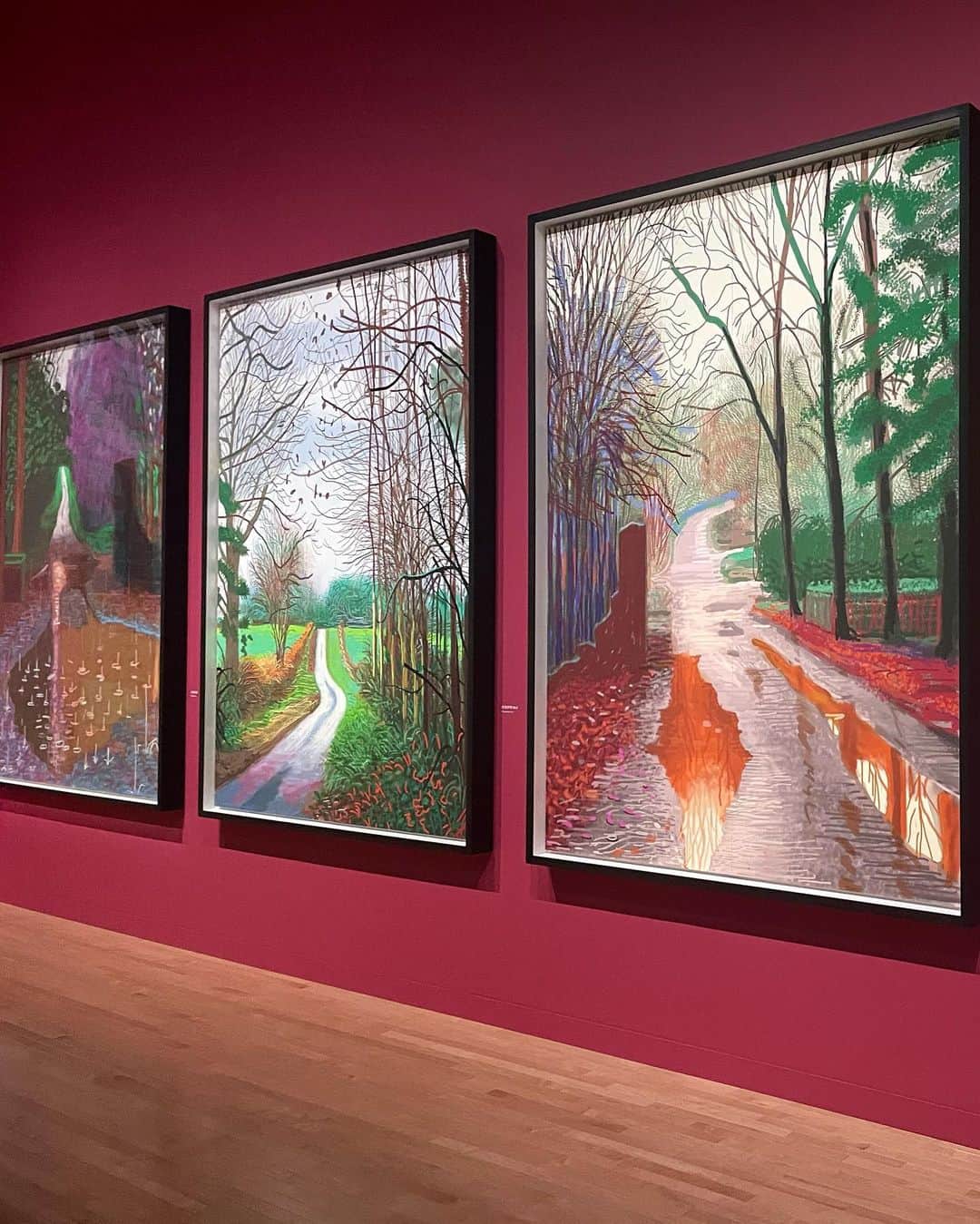 木下ココさんのインスタグラム写真 - (木下ココInstagram)「連休の最後に デイヴィッド・ホックニー展へ🖼️ ・ 近年の暗いムードを明るく吹き飛ばすような鮮やかな色彩が美しく、日本では27年ぶりという大規模な個展は夏から開催しているのにまだまだ人出も多かった👥 ・ 見たままを描くとリアルから遠ざかっていくというホックニーの絵は、何枚見てもとことん絵画で、写実的ではない表現なのに一層リアリティを感じてしまうという不思議さがある。 ・ 肉付けされた内面からは、モチーフの人となりを想像してしまう奥行きがあるようで、ひとつひとつの作品には存在する温度を感じた。 ・ 写実的ではないのにリアリスティック。対義語であるはずの２つが共存してるから矛盾を感じたんだと思う。 ・ ありのままの景色との誤差が、写真との違う絵画（2次元）としてのリアルの探求なのだろうか。 ・ ホックニーの制作の根底に流れ続けている、身近な題材をいかに絵画に移し替えるかという探求に触れる、”絵画”を見る楽しみが詰まった展示に。 ・ 平面へと写し取られた何気なく見過ごしていた世界は、みんなの目にどう映るのかな。 ・ ・ ・ ・ #davidhockney #art #exhibition #mot #展覧会 #芸術 #デイヴィッドホックニー #東京都現代美術館 #木下ココ」10月11日 17時21分 - cocot_chan