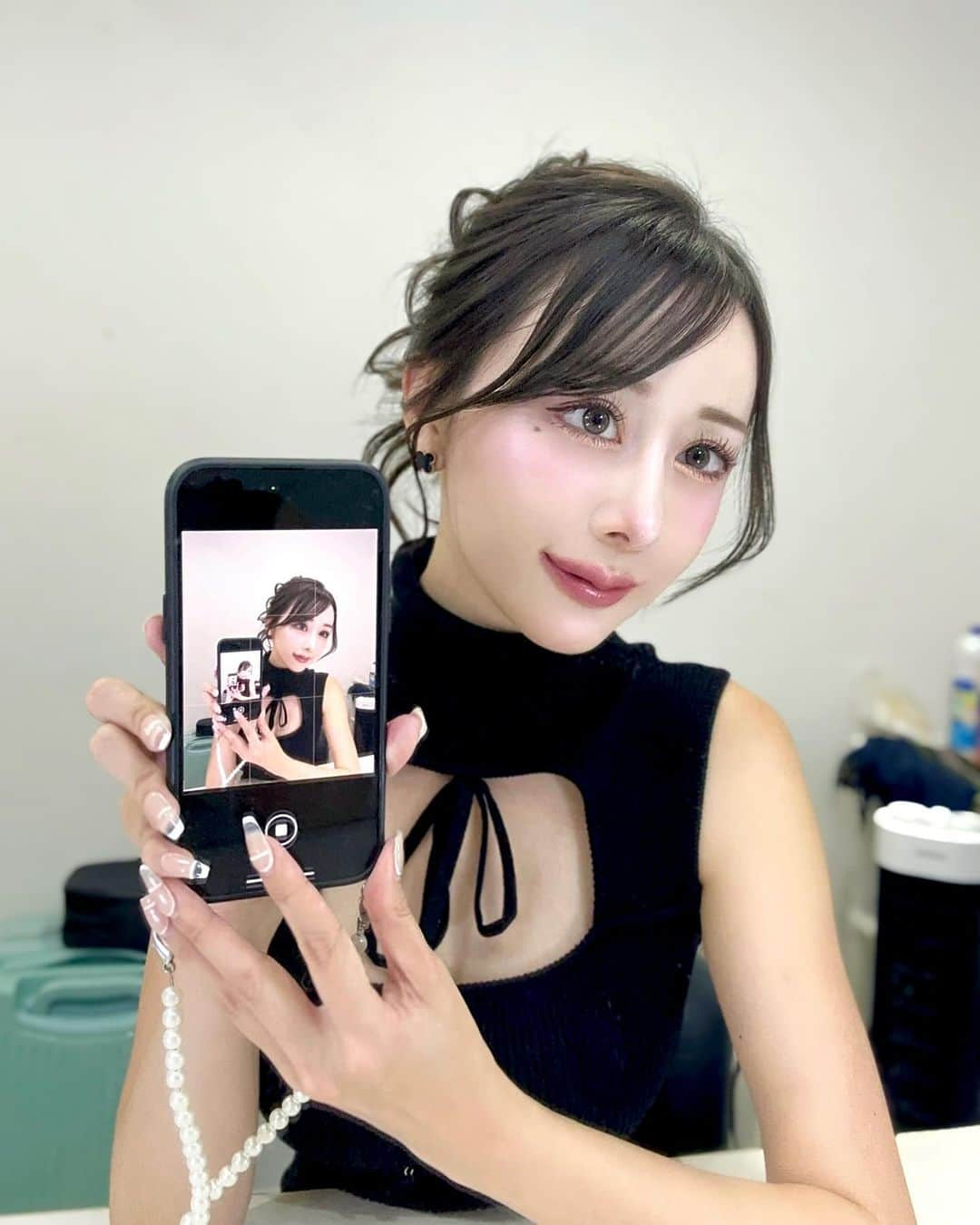 ゆかちんのインスタグラム：「鏡越しの自撮り🤳  撮影後に自撮りしたオフショットな一枚。 インカメミラーセルフィってやつ🫨🩶 加工がない世界にはまだまだ慣れない⋯ コツはノーマルカメラで連写することです。  #インカメ #ミラー越しの世界  #自撮り女子 #キャバ嬢 #六本木  #ノーマルカメラチャレンジ」