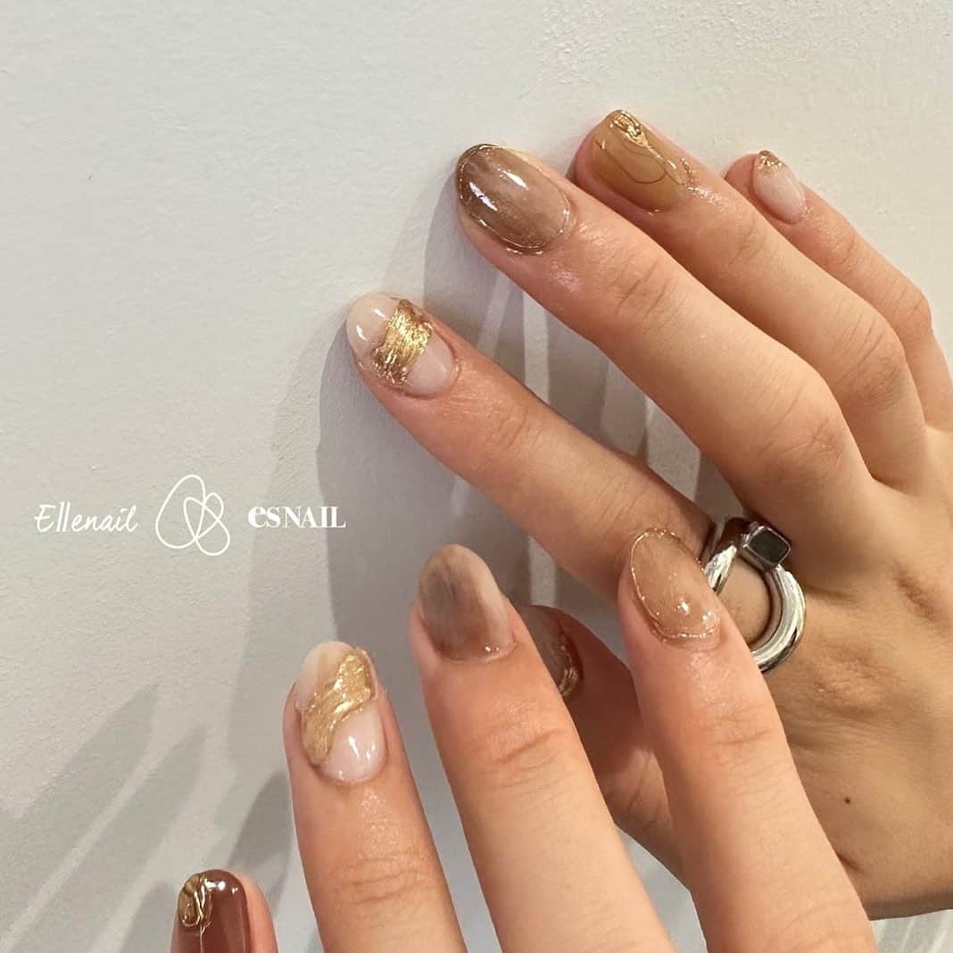 esNAILのインスタグラム：「OF2310-1 . . Autumn nuance💅 . . 公式Instagramに掲載されているデザインのチップをご購入いただけます💅 チップサイズと形のカスタマイズが可能です✨  オープンキャンペーン価格  定価11,000円⇨7,700円（税込）  ☆セット内容☆ ・オーダーチップ ・チップケース （ケースデザインは変更される場合がございます) ・両面テープ ・ミニエメリーボート（微調整用）詳細はTOPのストーリーから DoHERMO Online Storeでご確 @ellenail_shibuya @ellenail_shinjuku  @esnail_kichijoji  @esnail_omiya  @esnail_nagoya  @ellenail_osaka  #ネイルデザイン #ネイルデザイン人気 #ネイルチップ  #nail #nails #nailart #naildesign #ellenail #esnail #gelnail #nailgram #nailsalon #notd  #ネイル #エルネイル#エスネイル #ジェルネイル #네일 #네일아트 #젤네일 #네일디자인 #인기네일 #네일추천 #美甲 #秋天美甲 #富家小姐美甲 #ネイルアート #ネイルデザイン #トレンドネイル #ワンホンネイル #ニュアンスネイル」