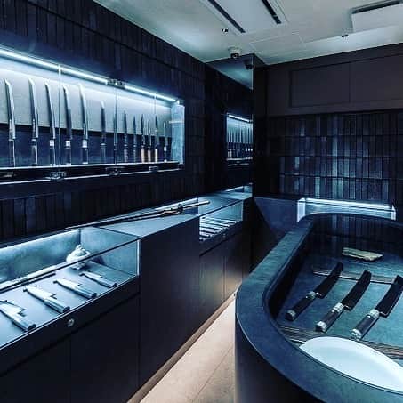 のインスタグラム：「Would you like to come see my armory?  @teru_knives   #tasty#sushi#sushibae#dozo#knife」