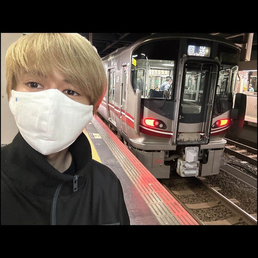 伊藤壮吾のインスタグラム：「#今日の鉄道 1198番線 七尾線の普通電車で、金沢に戻りました。 1日目、おしまい。」