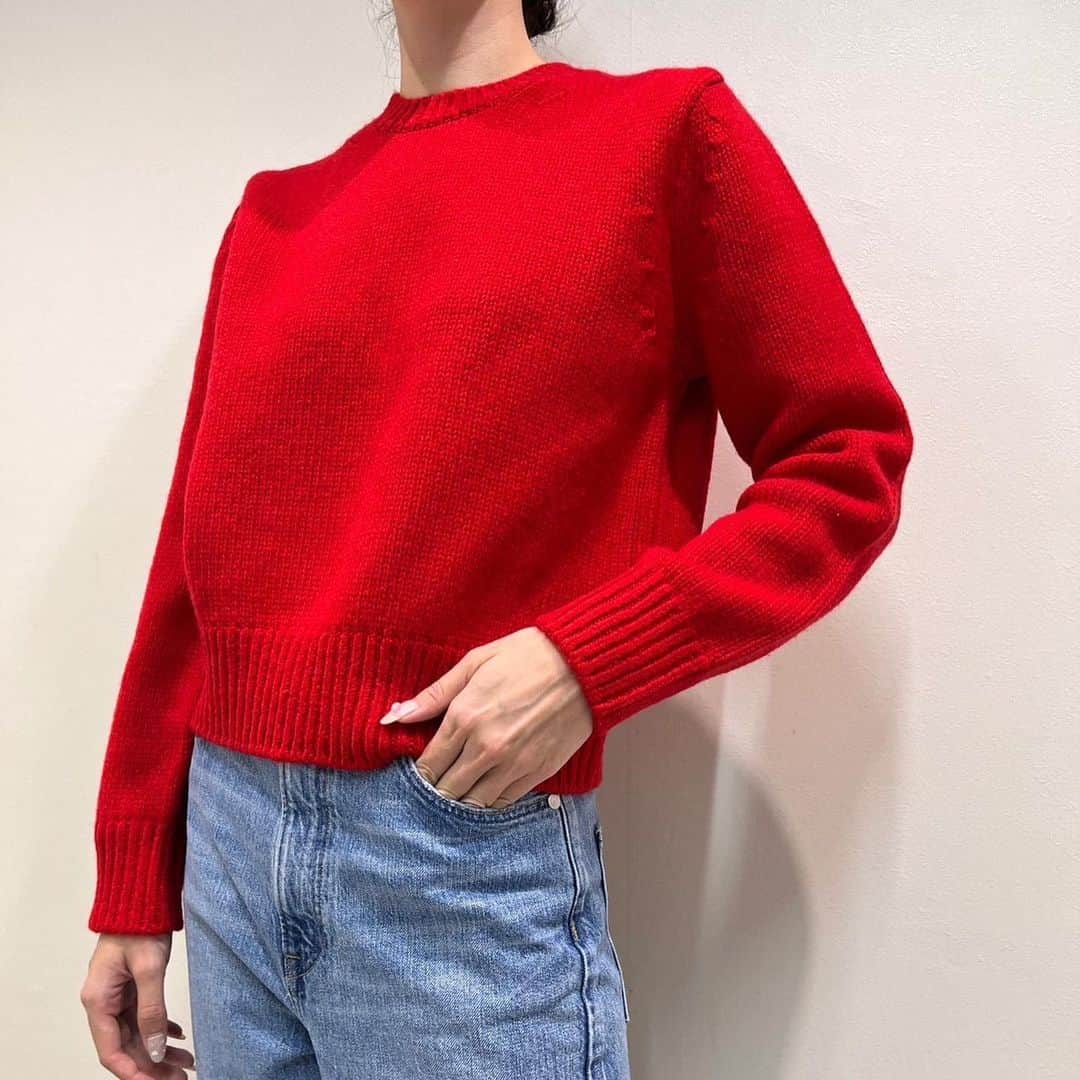 デミルクス ビームス 新宿のインスタグラム：「. ＜SLOANE MORE VARIATION＞ . 自分達が着ていて心地良いものを作りたいというコンセプトから始まったブランド〈SLOANE（スローン）〉。シンプルなデザインでありながらユニセックスで着用することができ、普段使いのコーディネートに重宝するベーシックなアイテムをメインに構成されています。  この度〈International Gallery BEAMS（インターナショナルギャラリー ビームス）〉メンズ、〈Demi-Luxe BEAMS（デミルクス ビームス）〉では、同ブランドのアイテムを豊富にご覧いただけるイベントを開催します。  メンズでは、定番のニットをはじめジャケットやジップアップブルゾンなど6型をご用意。ウィメンズでは、毎年人気のデザインから作成したニットワンピースをはじめ、このイベントのためにご用意したアイテムも登場します。また、期間中に同ブランドの商品をお買い上げの方にはノベルティを先着でプレゼント。  この貴重な機会を、どうぞお見逃しなく。  SLOANE × Demi-Luxe BEAMS 5ゲージ 天竺 ショート クルーネックニット ¥38,500 （税込） No. 64-15-0226-355  ※メンズ&ウィメンズ合同開催店舗、ウィメンズのみ開催店舗がございます。詳細は下記をご確認ください。 ※ノベルティは数量限定となっており、無くなり次第終了となります。予めご了承ください。 ※ビームス公式オンラインショップでは、10/12（木）10:00以降のご注文分がノベルティ配布の対象となります。  【メンズ&ウィメンズ合同開催】 開催期間：2023年10月12日(木)～10月29日(日) 開催店舗：ビームス ハウス 丸の内、ビームス ハウス 六本木  開催期間：10月12日(木)～11月12日(日) 開催店舗：ビームス公式オンラインショップ  開催期間：2023年11月3日(金)～11月12日(日) 開催店舗：ビームス ハウス 名古屋  【ウィメンズ開催】 開催期間：2023年10月12日(木)～10月29日(日) 開催店舗：ビームス ハウス 神戸、デミルクス ビームス 新宿、ビームス 池袋」