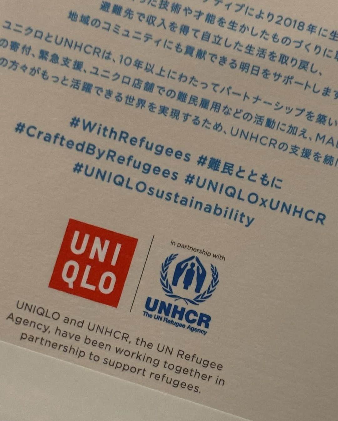 植野有砂さんのインスタグラム写真 - (植野有砂Instagram)「今日10月11日は国際ガールズデー🌏👭世界ではいま、1.1億人以上もの人々が紛争や気候変動などの影響で、故郷を追われ、避難生活を送っています。その約20％が、18歳未満の女の子です。 今回ユニクロさんにいただいた「MADE51」とのコラボブレスレットは、南スーダン難民の女性職人が一つひとつ手作りしたもの😢💕収益はすべてユニクロを通じて、職人の方々の暮らしに還元され、UNHCRの難民支援活動に寄付されます！！ すべての女の子が安心して暮らし、明るい未来を描けるように、私も今日連帯します🌏 1人でも多くこの企画が届きますように✨🫶🏻 #gifted #難民とともに #国際ガールズデー #UNIQLOmade51」10月11日 17時27分 - alisaueno