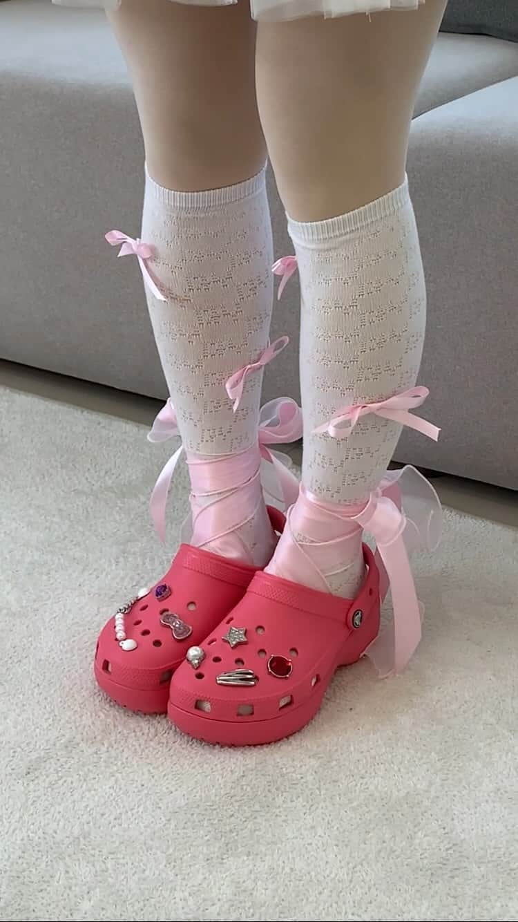 クロックス（crocs）のインスタグラム：「クロックスでバレエコアスタイル🩰🎀💝  #クロックス #ジビッツ #クロックスアレンジ #バレエコア」