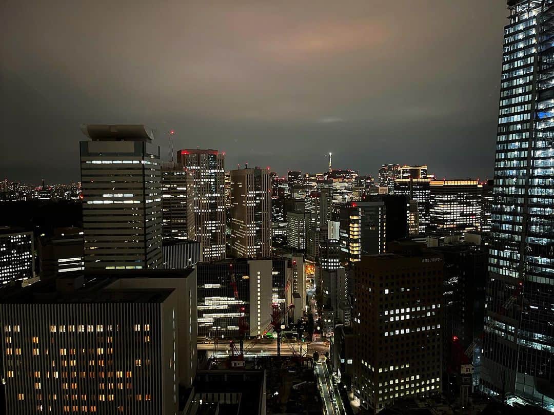 ホテルオークラ東京 Hotel Okura Tokyoさんのインスタグラム写真 - (ホテルオークラ東京 Hotel Okura TokyoInstagram)「Stay in the Tokyo night view✨ 東京の景色に囲まれて🌃  Two walls of windows draw the city in, for an extra measure of delight. Please enjoy the ever changing views of Tokyo from the oversized windows.  2面の大きな窓が特徴的な解放感あふれる56㎡のコーナールーム。お風呂からも景色をお愉しみいただけるビューバスタイプです。 刻々と変化する東京の景色をお愉しみください。  “Prestige Corner” The Okura Prestige Tower From JPY 73,370 per night (2 person, inclusive of service charge and consumption tax)  「プレステージコーナー」 オークラ プレステージタワー 1泊¥73,370 (1室2名様、消費税、サービス料込、宿泊税別)  #ホテルステイ #ホテルステイ好きな人と繋がりたい #ホテル好きな人と繋がりたい #記念日ホテル  #東京ホテル #ラグジュアリーホテル #theokuratokyo #オークラ東京  #tokyohotel #luxuryhotel #hotelview  #tokyotravel #hotellife #luxurylifestyle #luxurylife #tokyotrip  #lhw #uncommontravel #lhwtraveler  #东京 #酒店 #도쿄 #호텔 #일본 #ญี่ปุ่น #โตเกียว #โรงแรม #japon」10月11日 17時33分 - theokuratokyo