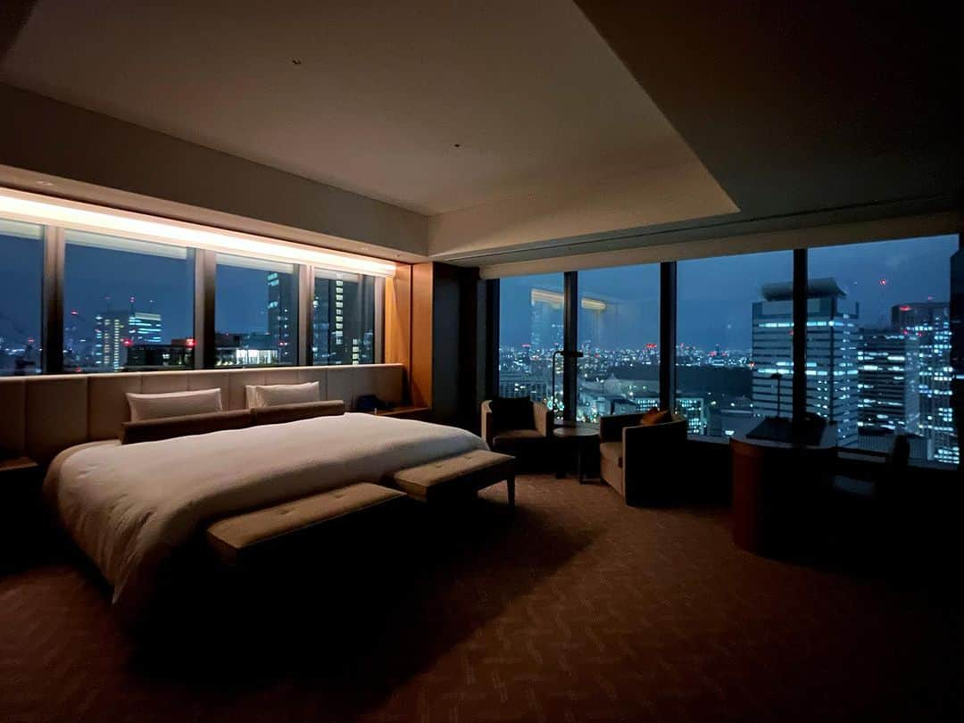 ホテルオークラ東京 Hotel Okura Tokyoのインスタグラム：「Stay in the Tokyo night view✨ 東京の景色に囲まれて🌃  Two walls of windows draw the city in, for an extra measure of delight. Please enjoy the ever changing views of Tokyo from the oversized windows.  2面の大きな窓が特徴的な解放感あふれる56㎡のコーナールーム。お風呂からも景色をお愉しみいただけるビューバスタイプです。 刻々と変化する東京の景色をお愉しみください。  “Prestige Corner” The Okura Prestige Tower From JPY 73,370 per night (2 person, inclusive of service charge and consumption tax)  「プレステージコーナー」 オークラ プレステージタワー 1泊¥73,370 (1室2名様、消費税、サービス料込、宿泊税別)  #ホテルステイ #ホテルステイ好きな人と繋がりたい #ホテル好きな人と繋がりたい #記念日ホテル  #東京ホテル #ラグジュアリーホテル #theokuratokyo #オークラ東京  #tokyohotel #luxuryhotel #hotelview  #tokyotravel #hotellife #luxurylifestyle #luxurylife #tokyotrip  #lhw #uncommontravel #lhwtraveler  #东京 #酒店 #도쿄 #호텔 #일본 #ญี่ปุ่น #โตเกียว #โรงแรม #japon」