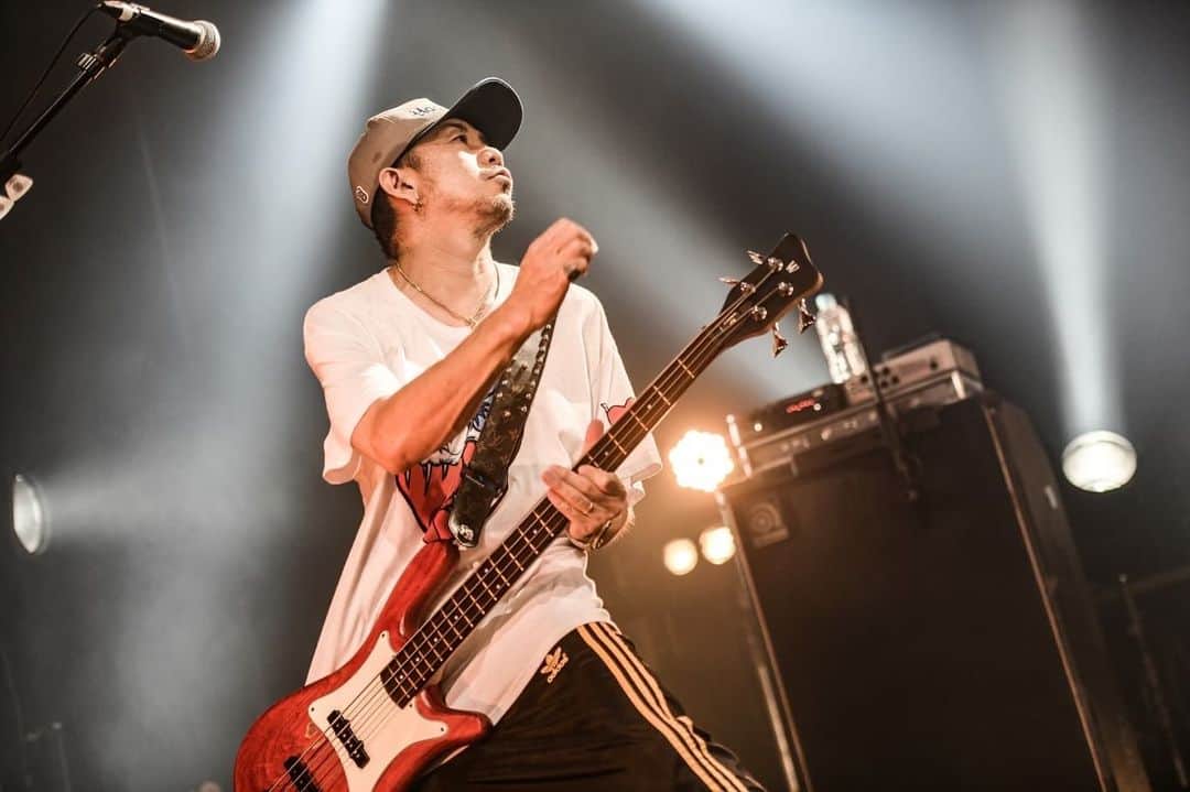 T$UYO$HIのインスタグラム：「.  町田が産んだベースヒーローひなっち率いる ナッシングスのツアーにお呼ばれ  刺激的な2マンLIVEで楽しかった 打ち上げではウブにLAでの エルレレコーディング話とか聞いて為になったし タッきゅんとオニイはオモロいw  すげー楽しかった一日だった @nothingscarvedinstone ありがとー！  さてさて 47ツアー再開ですよー！！  photo @pyama17_photo   #thebonez #nothingscarvedinstone」
