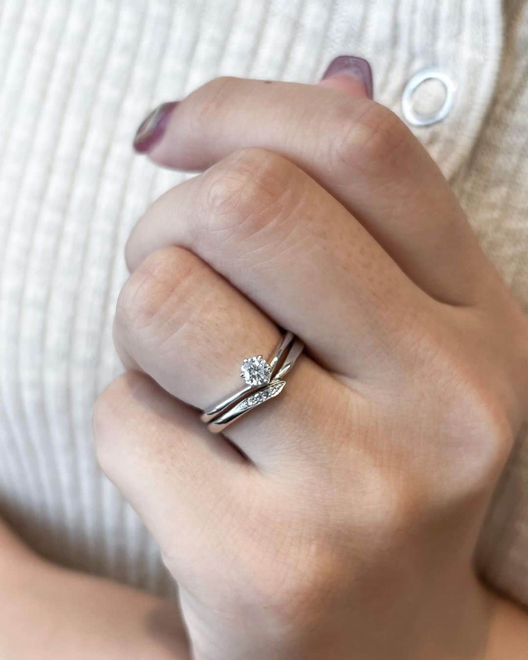 BIJOUPIKO(ビジュピコ)さんのインスタグラム写真 - (BIJOUPIKO(ビジュピコ)Instagram)「インスタで人気のV字リング COEUR D’ORのtoute âme💘 ． 婚約指輪はシンプルなV字ラインで、 いろんなデザインにa合わせる事ができます🫧 結婚指輪は中心に集まったダイヤが 2人の心を表しています🕊️ ． 重ね付けをするとぴったりV字が重なり 指を長く華やかに演出してくれます🤍 . 💍リング -すべての心- まっすぐな愛の証。 . ブランド：COEUR D’OR -クゥドール- リング名：toute âme -トゥアーム- 素材：Pt950 価格：(ER)¥90,200〜 (MR)￥99,000〜 . ※価格は税込表記。ERは枠代のみ。 . ． 来店特典でAmazonギフトカード3,000円分を プレゼントしています✨ ※一部店舗はケンズカフェ東京のガトーショコラ引換券プレゼント ▼来店予約はこちらから @bijoupiko_official ． ． この投稿いいねと思ったら❤️をタップ、 後から見返したいときは保存、 誰かに教えたいときにはシェアしてください🫶 . . #ビジュピコ #bijoupiko #ビジュピコ_coeurdor #結婚指輪 #婚約指輪 #ブライダルリング #マリッジリング #エンゲージリング #ウェディング #プロポーズ #サプライズ #指輪選び #指輪探し #結婚式準備 #結婚準備 #プレ花嫁 #プレ花嫁準備 #卒花嫁 #結婚準備 #前撮り #婚約指輪探し #結婚指輪探し #プラチナリング #細見え #華奢見え #2023秋婚 #2023冬婚 #2024春婚 #全国のプレ花嫁さんと繋がりたい #日本中のプレ花嫁さんと繋がりたい」10月11日 17時38分 - bijoupiko_official
