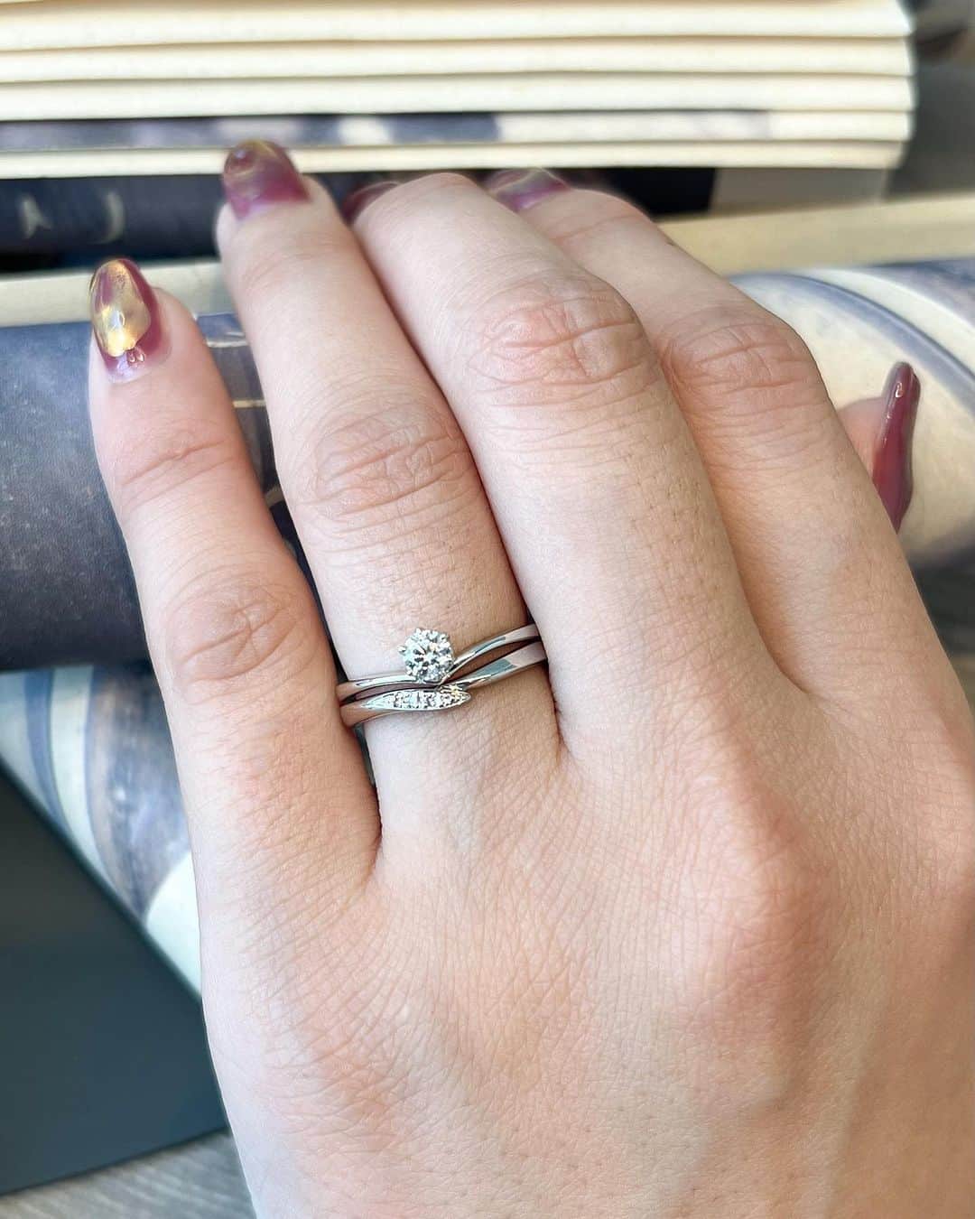 BIJOUPIKO(ビジュピコ)さんのインスタグラム写真 - (BIJOUPIKO(ビジュピコ)Instagram)「インスタで人気のV字リング COEUR D’ORのtoute âme💘 ． 婚約指輪はシンプルなV字ラインで、 いろんなデザインにa合わせる事ができます🫧 結婚指輪は中心に集まったダイヤが 2人の心を表しています🕊️ ． 重ね付けをするとぴったりV字が重なり 指を長く華やかに演出してくれます🤍 . 💍リング -すべての心- まっすぐな愛の証。 . ブランド：COEUR D’OR -クゥドール- リング名：toute âme -トゥアーム- 素材：Pt950 価格：(ER)¥90,200〜 (MR)￥99,000〜 . ※価格は税込表記。ERは枠代のみ。 . ． 来店特典でAmazonギフトカード3,000円分を プレゼントしています✨ ※一部店舗はケンズカフェ東京のガトーショコラ引換券プレゼント ▼来店予約はこちらから @bijoupiko_official ． ． この投稿いいねと思ったら❤️をタップ、 後から見返したいときは保存、 誰かに教えたいときにはシェアしてください🫶 . . #ビジュピコ #bijoupiko #ビジュピコ_coeurdor #結婚指輪 #婚約指輪 #ブライダルリング #マリッジリング #エンゲージリング #ウェディング #プロポーズ #サプライズ #指輪選び #指輪探し #結婚式準備 #結婚準備 #プレ花嫁 #プレ花嫁準備 #卒花嫁 #結婚準備 #前撮り #婚約指輪探し #結婚指輪探し #プラチナリング #細見え #華奢見え #2023秋婚 #2023冬婚 #2024春婚 #全国のプレ花嫁さんと繋がりたい #日本中のプレ花嫁さんと繋がりたい」10月11日 17時38分 - bijoupiko_official