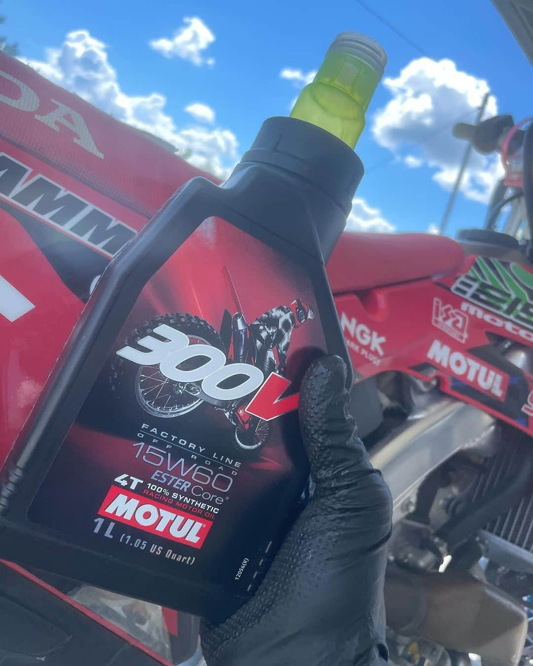 MOTUL Japanさんのインスタグラム写真 - (MOTUL JapanInstagram)「HSRは砂がダンプカー40？50台分？もっとかな？ 入ってマディでバイクにはとても過酷な状態！  その中でもMOTULオイルのおかげでエンジンへのダメージは最小限で済みました😊  HSRは毎回砂が入るのでそこも見所🤲  熱が入った時に性能を維持できるのがMOTULオイルです！  #MotulJapan #PoweredByMotul」10月11日 17時49分 - motuljapan