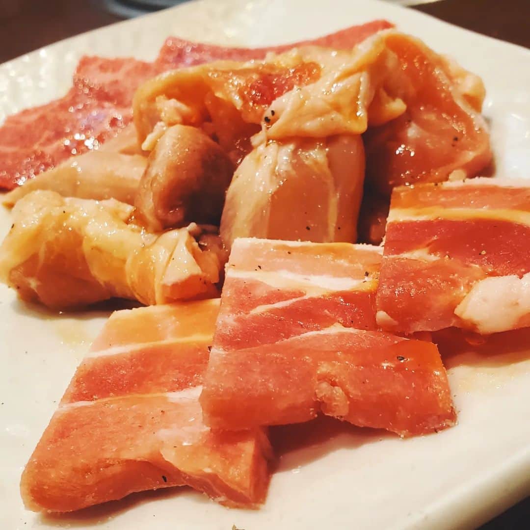 常世晶子のインスタグラム：「雑な投稿ですみません。 ランチにお肉を食べました。一番安い盛り合わせにしました。美味しかったです😋🍴  Foodieで加工をしたら、お肉の色が色っぽい🐷🐔🐮  #お肉でモリモリ #食べないとね」