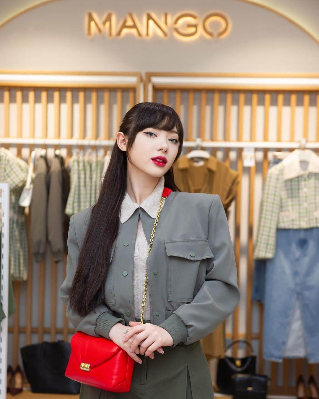 ヤンニーン・ワイゲルのインスタグラム：「ไม่แดงไม่มีแรงเดิน❤️‍🔥 MANGO กลับมาเติมเต็มสีสันแห่งแฟชั่นอีกครั้ง พร้อม Mix & Match แบบไม่ซ้ำ ให้กับทุกวันของสาว ๆ  ที่สาขาใหม่ ชั้น 2 แผนกเสื้อผ้าสตรี ห้างสรรพสินค้าเซ็นทรัล สาขา ศูนย์การค้าเซ็นทรัล ลาดพร้าว พร้อมโปรโมชั่นพิเศษฉลองเปิดสาขา ลด 10% เมื่อซื้อสินค้ามูลรวม 4,500 บาทขึ้นไป และรับฟรีกระเป๋าผ้า MANGO (*สำหรับ 100 ออเดอร์แรก) ตั้งแต่วันนี้ ถึง 31 ต.ค. 66  #MANGO #MANGOTogether」