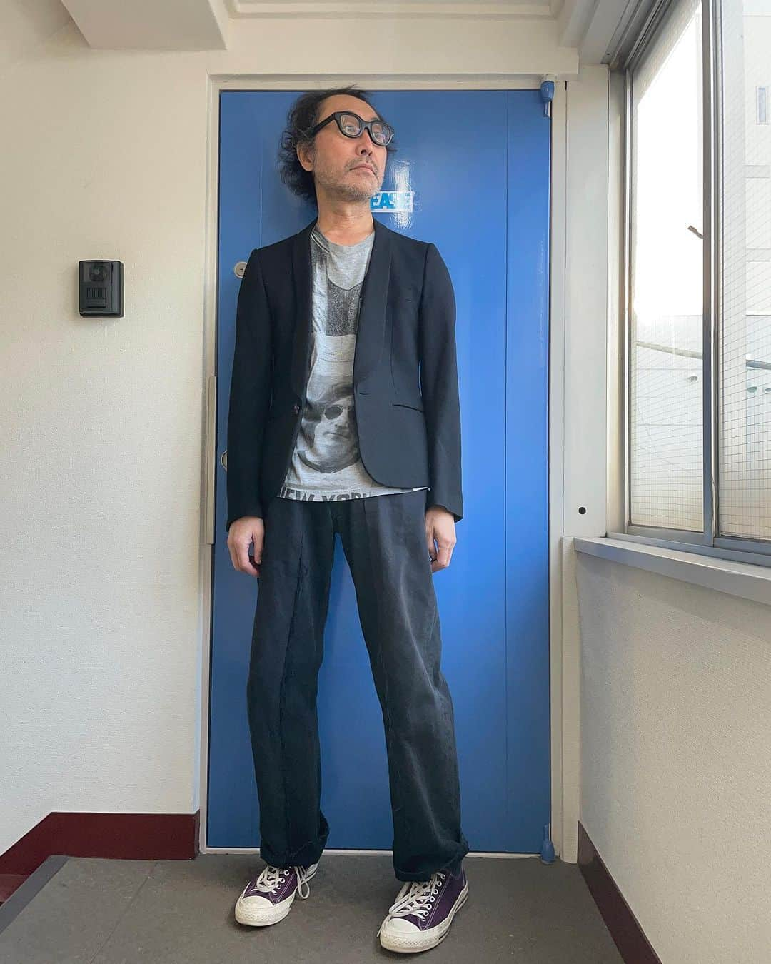 北原徹さんのインスタグラム写真 - (北原徹Instagram)「日比谷のコーディネート写真が好評だったようで、また見たいとメッセージが来ました。そんなに参考になるかはわかりませんが、時々事務所前で撮りますね。 今日は昔のナンバーナインのフォーマルジャケットにプリントT、パンツはOLD PARKのバギーデニム。足元はコンバース。 「エレガントカジュアル（のちにエレカジと略される）」という言葉を2005年の12月に思いついたのはフォーマルジャケットにデニムのコーディネートのナンバーナインがあまりに衝撃的だったからです。ぼくの編集方針がそこで決まりました。  ジャケットはフリマで売ろうと思います。  #numbernine #oldpark #今日のコーディネート」10月11日 17時44分 - torukitahara