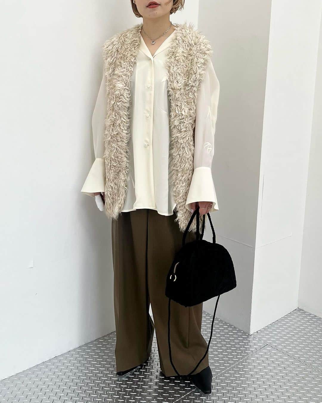 MIDWEST TOKYO WOMENさんのインスタグラム写真 - (MIDWEST TOKYO WOMENInstagram)「. 【tops】 silk cupra floral embroidery @mamekurogouchi white / size 1,2  【vest】 fur like warm kint vest @_nounless beige,brown,blue / size free  【pants】 wool cross pants @iirot_official khaki,black / size36,38  【shoes】 curved line sling back calf heels @mamekurogouchi black / size22.5-24.5  【bag】 cording embroidery demi lune @mamekurogouchi black  staff 160cm @midwest_tw」10月11日 17時45分 - midwest_tw