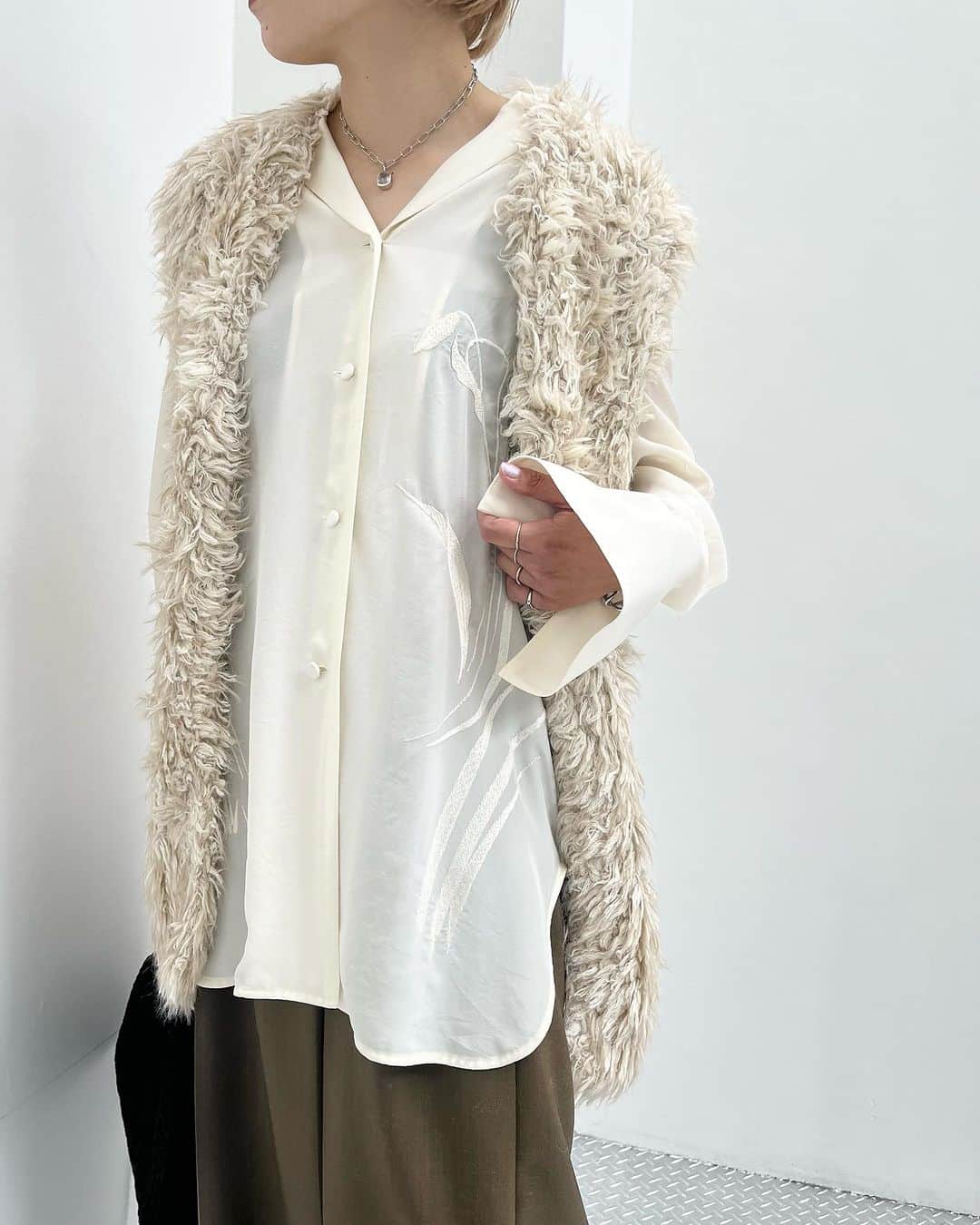 MIDWEST TOKYO WOMENのインスタグラム：「. 【tops】 silk cupra floral embroidery @mamekurogouchi white / size 1,2  【vest】 fur like warm kint vest @_nounless beige,brown,blue / size free  【pants】 wool cross pants @iirot_official khaki,black / size36,38  【shoes】 curved line sling back calf heels @mamekurogouchi black / size22.5-24.5  【bag】 cording embroidery demi lune @mamekurogouchi black  staff 160cm @midwest_tw」