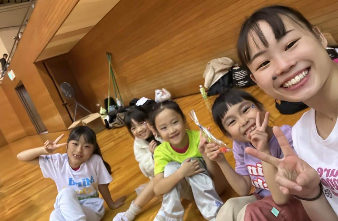 宮川紗江さんのインスタグラム写真 - (宮川紗江Instagram)「2023年10月9日月曜日スポーツの日 足利市民体育館にて、小野体操クラブカップにゲストとして呼んで頂きました！ 緊張しながらも一生懸命に演技する子どもたちにとても感動しました！ 選手コース、育成コースの子どもたちと共に、エキシビションもさせて頂き、少しですが、技も披露しました！ たくさんの拍手👏嬉しかったです！ 写真、サインも喜んでもらえてHappyな1日となりました！ ありがとうございました😊   #足利市 #体操教室 #エキシビション #クラブカップ #オリンピック」10月11日 17時45分 - sae_gymnast_0910