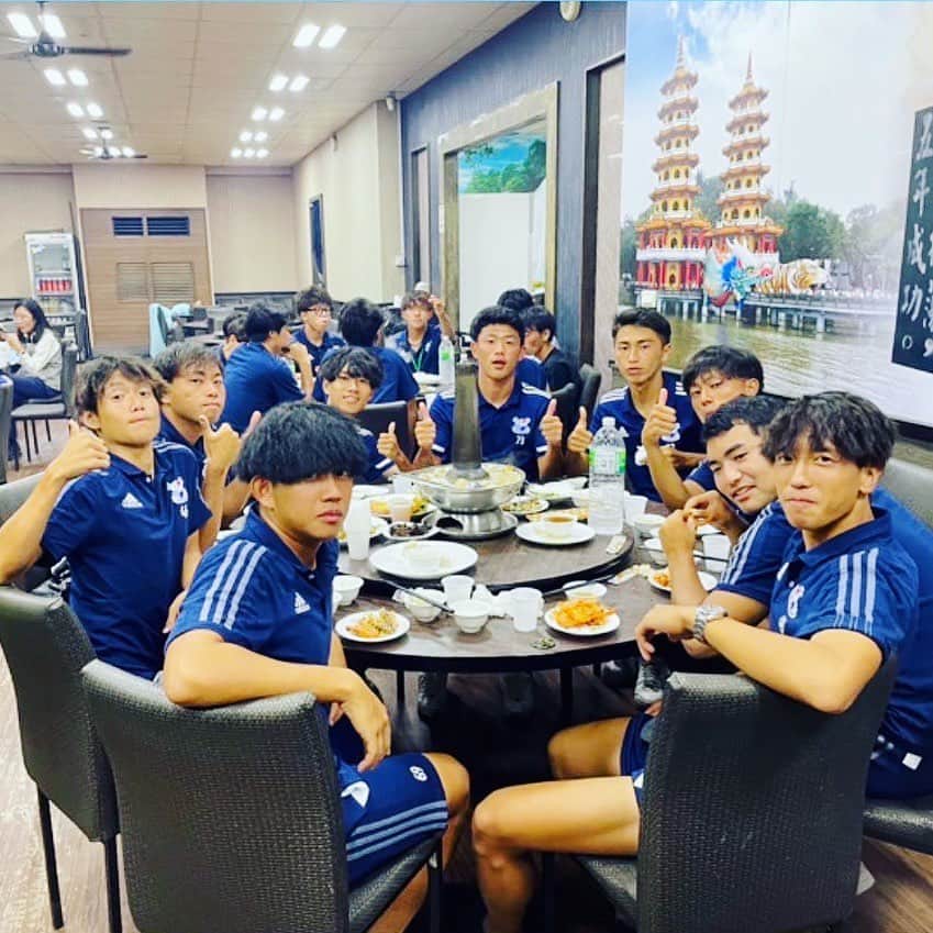 日本工学院さんのインスタグラム写真 - (日本工学院Instagram)「サッカーコースの学生が、短期海外研修として台湾に遠征中の一コマ🇹🇼 . 初日の歓迎パーティでは、現地の方々との交流を深めました✨🙌 . . 「#日本工学院」をチェック！！ 学生が投稿したリアルな日常風景を見ることができますよ！ . . #nihonkogakuin #専門学校 #日本工学院八王子専門学校 #日本工学院専門学校 #教職員投稿写真 #スポーツカレッジ #スポーツ健康学科 #サッカーコース #若きつくりびと #メディカルトレーナー #スポーツトレーナー #アスレティックトレーナー #ビューティートレーナー #インストラクター #メディカルケア #アスリート #スポーツマッサージ #パフォーマンス向上 #サッカー」10月11日 17時47分 - nihonkogakuin