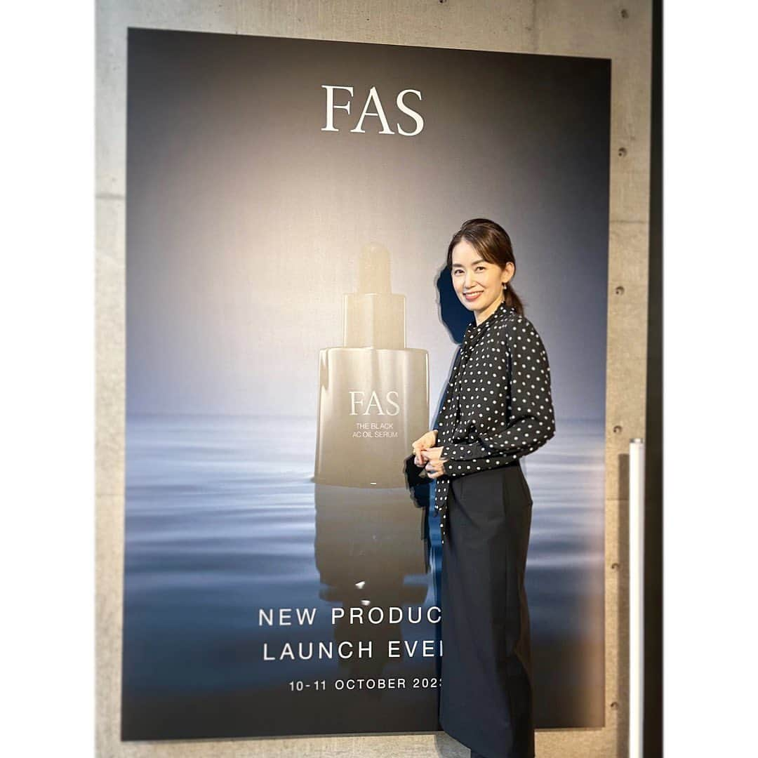 武藤京子のインスタグラム：「* * 10月6日にデビューした 発酵と科学のスキンケア FAS  @fas の 新製品発表会に伺ってきました * 738種もの発酵由来成分を含んだ 「黒米発酵液」を主役にした 発酵エイジングスキンケア * 新製品の 美容液と マスクには 黒米発酵液に加えて 大人の肌悩みにアプローチする ビタミンA(レチノール)と ビタミンCが加わったのだそう * 先に発売された 化粧水とクリームは 既に使わせて頂いていて いつも ゆらぎがちな この時期 季節の変わり目を感じさせない程 肌が安定しています😌 * 毎日のオイルセラム と スペシャルケアの ナイトチャージマスク をプラスした これからが楽しみ✨ この先の乾燥の季節を 胸を張って(!?)迎えられそう😆 * 11月30日発売 * #FAS #ファス #発酵と科学」