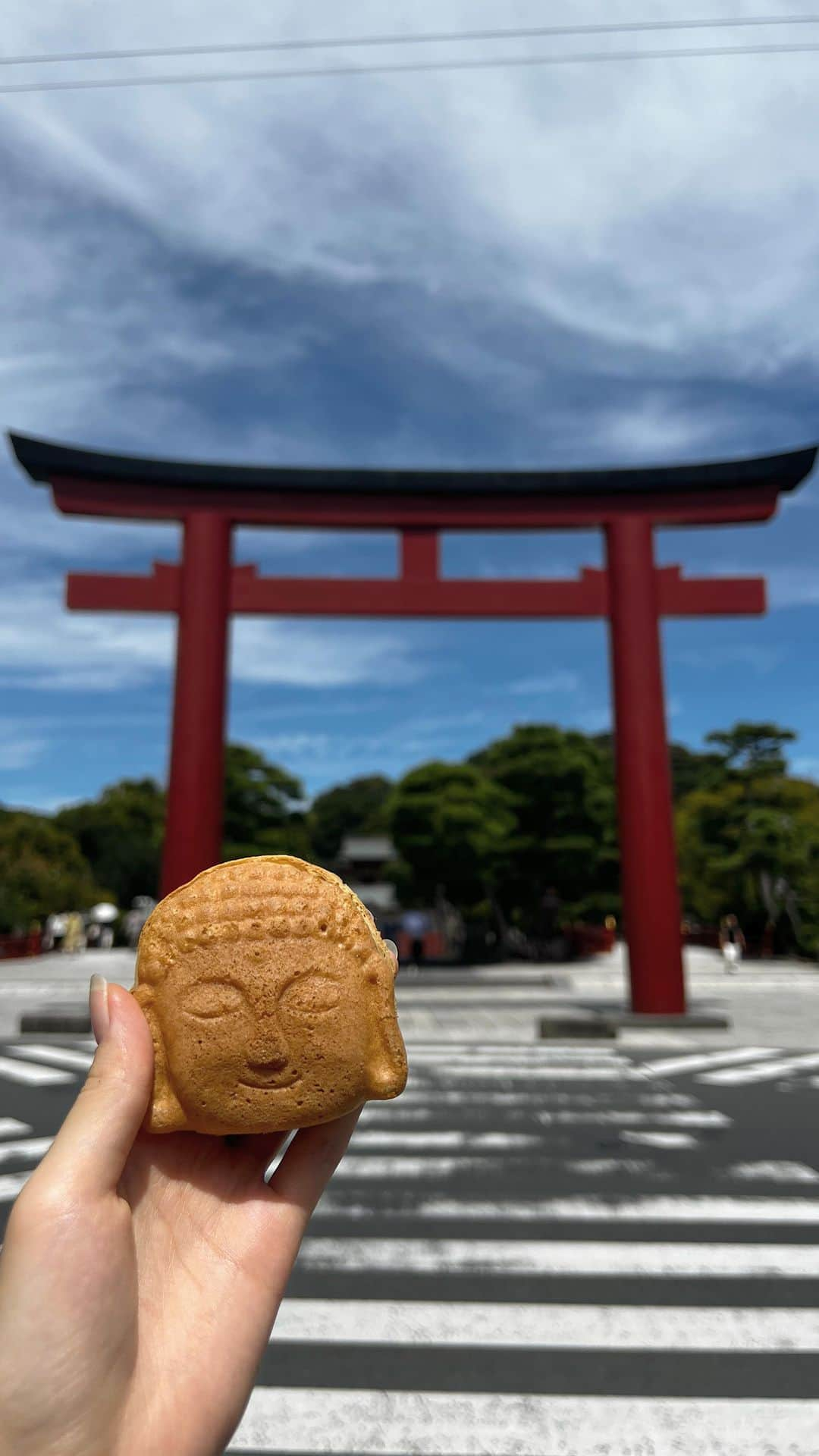 松井朝海のインスタグラム：「初鎌倉　初大仏⛩️  お稽古が始まる前に行ったからすんごく夏で暑かったなぁ🫠 この大仏さま焼き、カステラみたいなのかなって思ったらもっちもちしててすんごく好きだった🥰  #鎌倉　#鎌倉旅行 #大仏　#小町通り #小町通り食べ歩き #大仏さま焼き #鎌倉大仏 #鎌倉グルメ #鎌倉食べ歩き　#小町通りグルメ #鎌倉散歩」