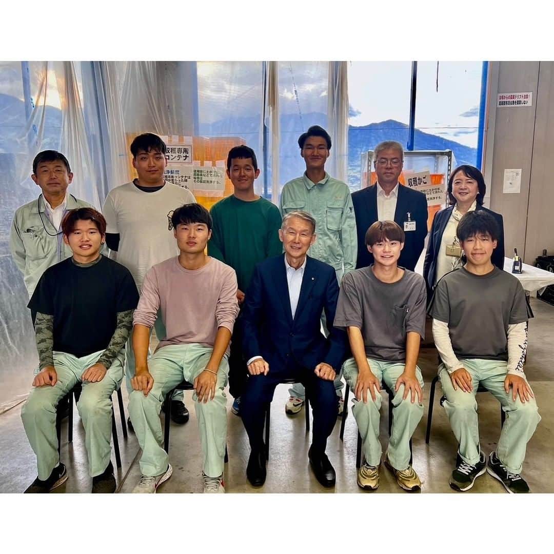 きいちゃんのインスタグラム：「【知事活動報告】 和歌山県農林大学校農学部（専修学校）の視察。2年生有志と意見交換。志望理由は、農家を継ぎたい、大阪の農業高校から果樹を学びに来た、実家は農家ではないが果樹を作りたい、JAの経営指導員になりたいなど。若い学生さん達の目の輝きに感動しました。県庁としても最大限の応援をします。  #和歌山県 #農林大学校 #農学部」