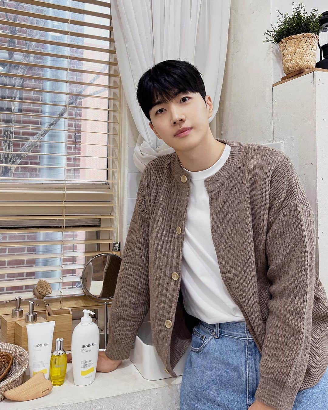 カン・フンのインスタグラム：「#광고 리프레쉬가 필요한 모든 순간에는 비오템 오 비타미네🍊🍋🌿 하루의 시작과 끝에 상큼함이 넘치는 오 비타미네로 힐링하세요!  #비오템 #오비타미네 #리프레쉬바디케어 #향기보습」