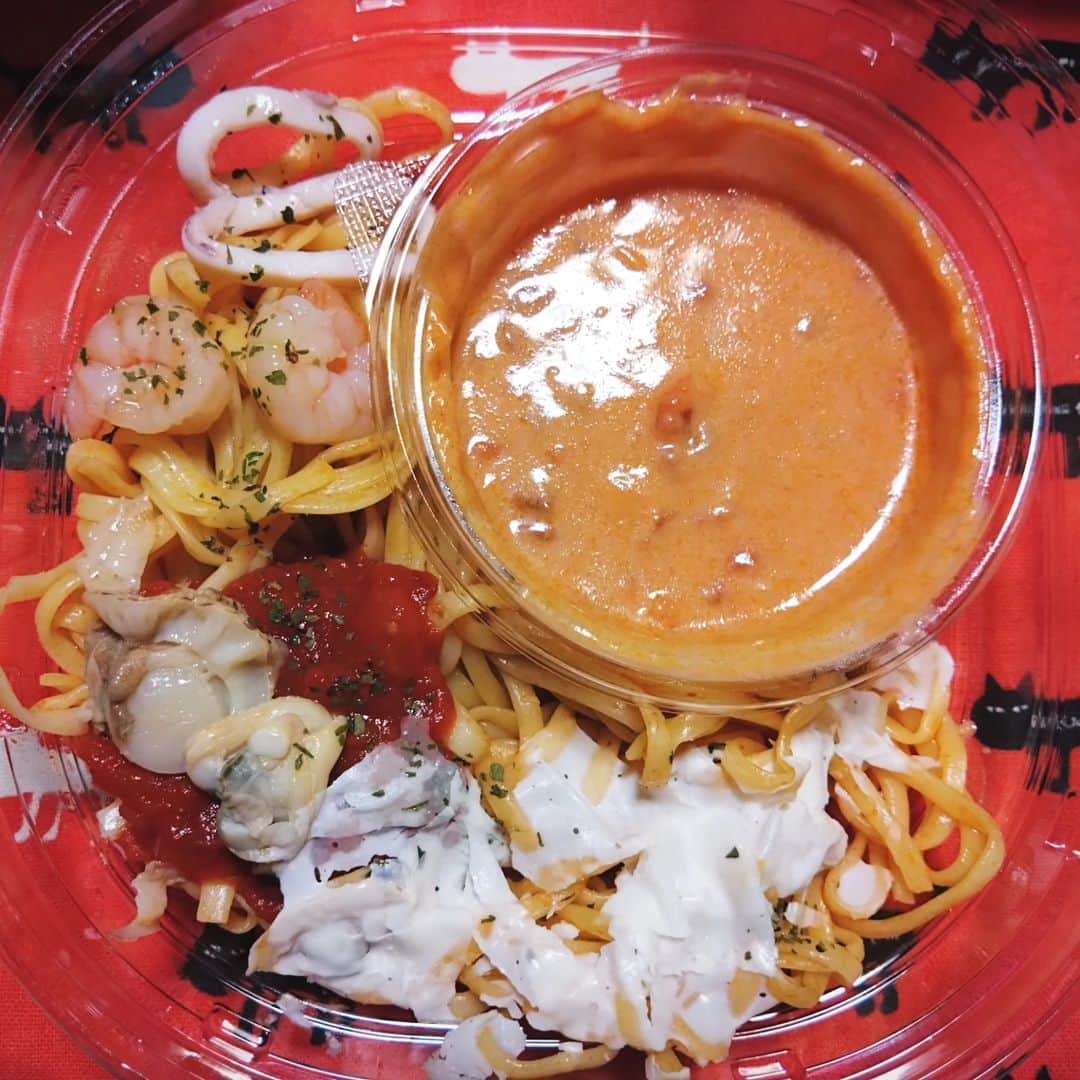 山本しろうさんのインスタグラム写真 - (山本しろうInstagram)「トマトはやっぱり冷製生パスタ４種魚介のトマトクリームにかぎる #三日で一トマト  #セブンイレブン  #生パスタ #トマト #トマト！！ #🍅」10月11日 17時51分 - yamamotoshiroto