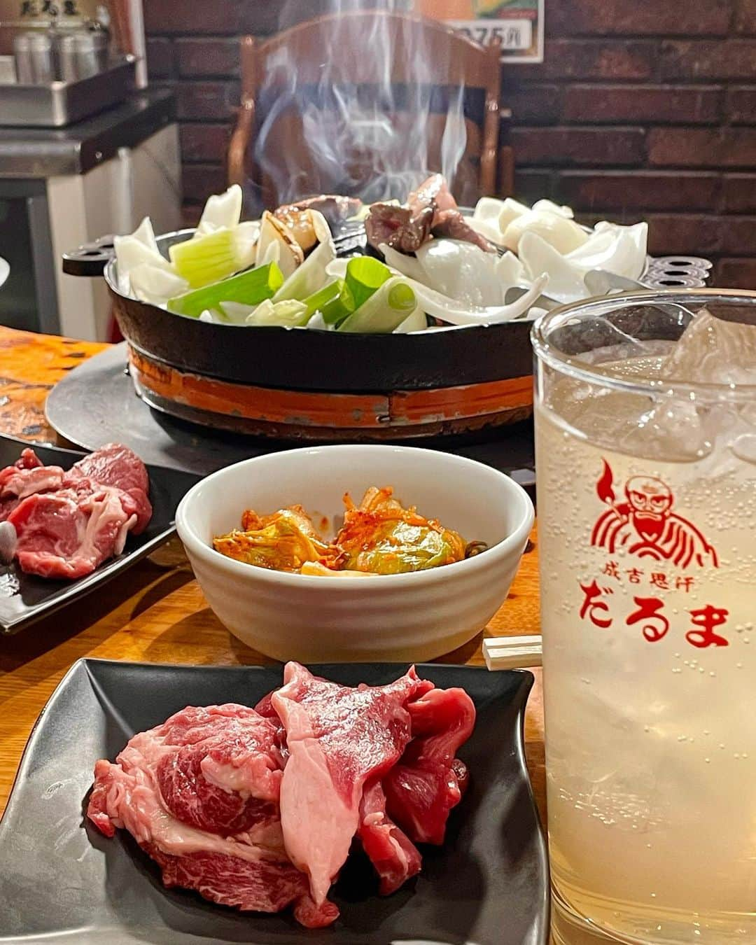 り～♬さんのインスタグラム写真 - (り～♬Instagram)「こんばん水曜日……😋 ・ ・ 『北海道旅行記録』 ・ ・ ①②③余市『柿崎商店』 本当は③の状態で運ばれてきたけど旦那さんと半分づつって事で盛り付け直し👍🏻 （⚠️柿崎商店に行っても同じ物はありません） ④⑤苫小牧ぷらっとみなと市場〜ホッキ貝が美味しいとの事でホッキカレーと海鮮丼 ⑥新千歳空港〜きのとや極上ソフト🍦 ⑦すすきのジンギスカン『だるま』 ⑧小樽でふらっと入った回転寿司 ⑨⑩札幌〜狸小路商店街で入った居酒屋🏮  物凄く美味しかった物とそうでない物があったりして楽しい北海道旅行になりました✈️ もっと沢山食べたけど載せきれず💦  次回は事前にもっとリサーチして美味しいもの食べに北海道行きたいと思います❣️  #おうちごはん#夕ごはん#うちごはん#家族ごはん#料理#料理写真#手料理#献立#美味しい#うつわ好き#器#暮らし#食卓#おうちカフェ#食いしん坊#フーディテーブル#料理好きな人と繋がりたい#japanesefood#yummy#日々#日々の暮らし#dinner#delicious#foodpic #北海道#北海道旅行#海鮮#札幌#小樽#苫小牧」10月11日 17時52分 - riritantan