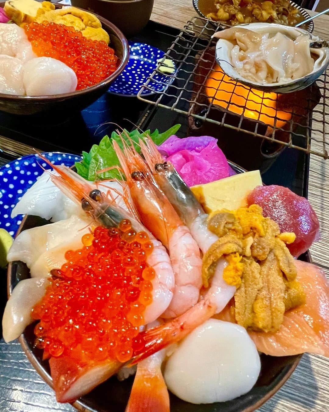 り～♬さんのインスタグラム写真 - (り～♬Instagram)「こんばん水曜日……😋 ・ ・ 『北海道旅行記録』 ・ ・ ①②③余市『柿崎商店』 本当は③の状態で運ばれてきたけど旦那さんと半分づつって事で盛り付け直し👍🏻 （⚠️柿崎商店に行っても同じ物はありません） ④⑤苫小牧ぷらっとみなと市場〜ホッキ貝が美味しいとの事でホッキカレーと海鮮丼 ⑥新千歳空港〜きのとや極上ソフト🍦 ⑦すすきのジンギスカン『だるま』 ⑧小樽でふらっと入った回転寿司 ⑨⑩札幌〜狸小路商店街で入った居酒屋🏮  物凄く美味しかった物とそうでない物があったりして楽しい北海道旅行になりました✈️ もっと沢山食べたけど載せきれず💦  次回は事前にもっとリサーチして美味しいもの食べに北海道行きたいと思います❣️  #おうちごはん#夕ごはん#うちごはん#家族ごはん#料理#料理写真#手料理#献立#美味しい#うつわ好き#器#暮らし#食卓#おうちカフェ#食いしん坊#フーディテーブル#料理好きな人と繋がりたい#japanesefood#yummy#日々#日々の暮らし#dinner#delicious#foodpic #北海道#北海道旅行#海鮮#札幌#小樽#苫小牧」10月11日 17時52分 - riritantan