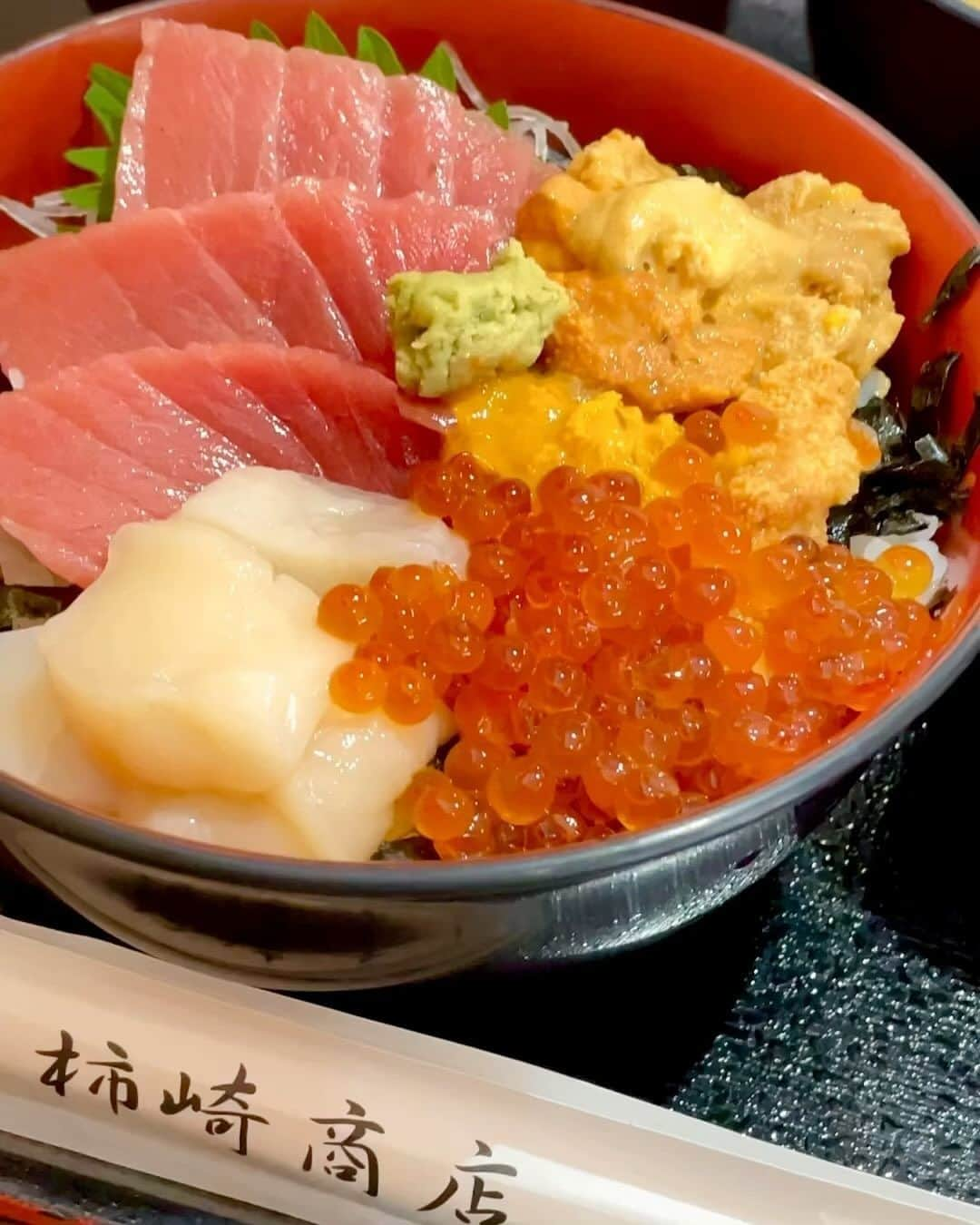 り～♬のインスタグラム：「こんばん水曜日……😋 ・ ・ 『北海道旅行記録』 ・ ・ ①②③余市『柿崎商店』 本当は③の状態で運ばれてきたけど旦那さんと半分づつって事で盛り付け直し👍🏻 （⚠️柿崎商店に行っても同じ物はありません） ④⑤苫小牧ぷらっとみなと市場〜ホッキ貝が美味しいとの事でホッキカレーと海鮮丼 ⑥新千歳空港〜きのとや極上ソフト🍦 ⑦すすきのジンギスカン『だるま』 ⑧小樽でふらっと入った回転寿司 ⑨⑩札幌〜狸小路商店街で入った居酒屋🏮  物凄く美味しかった物とそうでない物があったりして楽しい北海道旅行になりました✈️ もっと沢山食べたけど載せきれず💦  次回は事前にもっとリサーチして美味しいもの食べに北海道行きたいと思います❣️  #おうちごはん#夕ごはん#うちごはん#家族ごはん#料理#料理写真#手料理#献立#美味しい#うつわ好き#器#暮らし#食卓#おうちカフェ#食いしん坊#フーディテーブル#料理好きな人と繋がりたい#japanesefood#yummy#日々#日々の暮らし#dinner#delicious#foodpic #北海道#北海道旅行#海鮮#札幌#小樽#苫小牧」