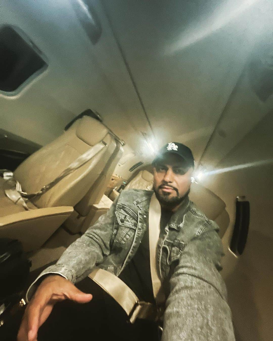 ロッキー・ロメロのインスタグラム：「🛩️」