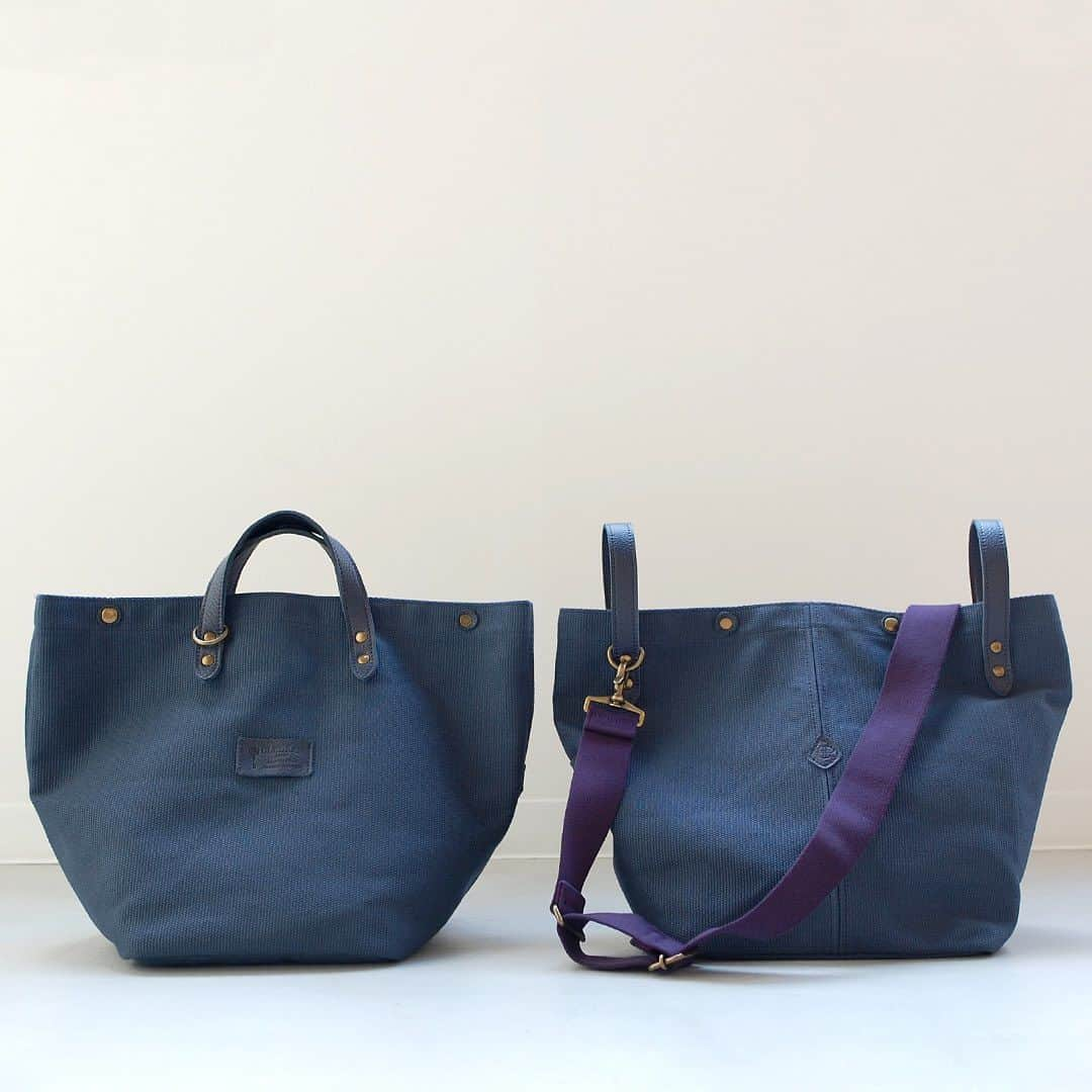 CLEDRAN_JAPANのインスタグラム：「簡単スタイルチェンジ。オックス仕立ての2WAYバッグ  SANS 2WAY BAG  凹凸感のある爽やかな風合いが特徴のオックスで仕立てたバッグ。タテヨコそれぞれ2本の綿糸を揃えて平織にした生地は丈夫で摩擦に強く、デイリーのお供にも最適です。  このアイテムの最大の魅力は、簡単にシルエットチェンジが叶うところ。口元のスナップボタンの留め位置を変えることで、トートとショルダーの使い分けが可能です。  A4サイズにも対応する便利なサイズ。大きく開いて見渡し良好なので、荷物の出し入れもスムーズに行えます。  カラーはナチュラルで優しい印象のベージュと、クールで上品なネイビーの2色。シーンやお好み、荷物量によって自在に形を変えるバッグで、軽やかにお出かけをお楽しみください。  --------------------------  ＼豊富な写真で詳しくチェック！／ CLEDRAN online store @cledran_japan プロフィールページURL▷ONLINE STORE  ＼来て見て触って確かめられる／ CLEDRAN shop list 大阪本店 @cledran_osaka 東京店 @cledran_tokyo 名古屋ラシック店 @cledran_lachic  各店舗、オンラインストアで在庫状況は異なります。気になる商品はお店に足を運ぶ前に電話で確認するのがオススメ。商品によってはお取り寄せやお取り置きも承っています。  --------------------------  #cledran #クレドラン #CledranJapan #日本製 #madeinjapan #2WAYBAG #マルチウェイアイテム #トートバッグ #ショルダーバッグ #帆布バッグ #オックス #A4対応 #通勤通学鞄 #オススメ商品 #新商品」