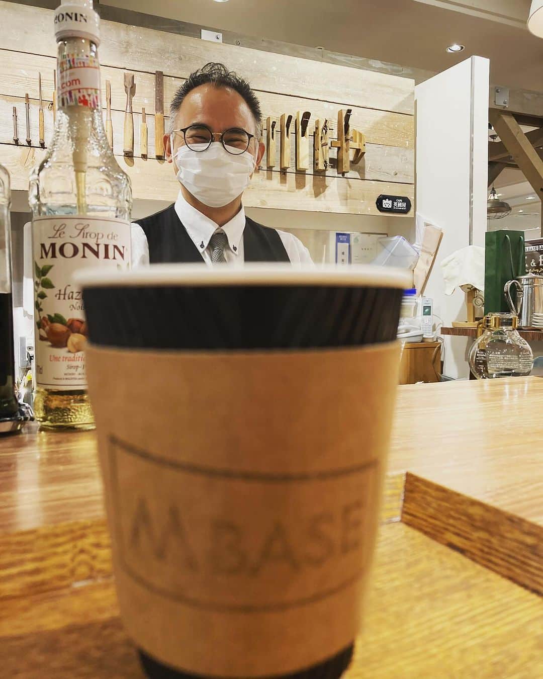 中野耕史のインスタグラム：「あったかい珈琲にお浸かりです☺️ 美味しいブレンドをご馳走様でした☕️ #神戸 #mbase #大丸神戸」